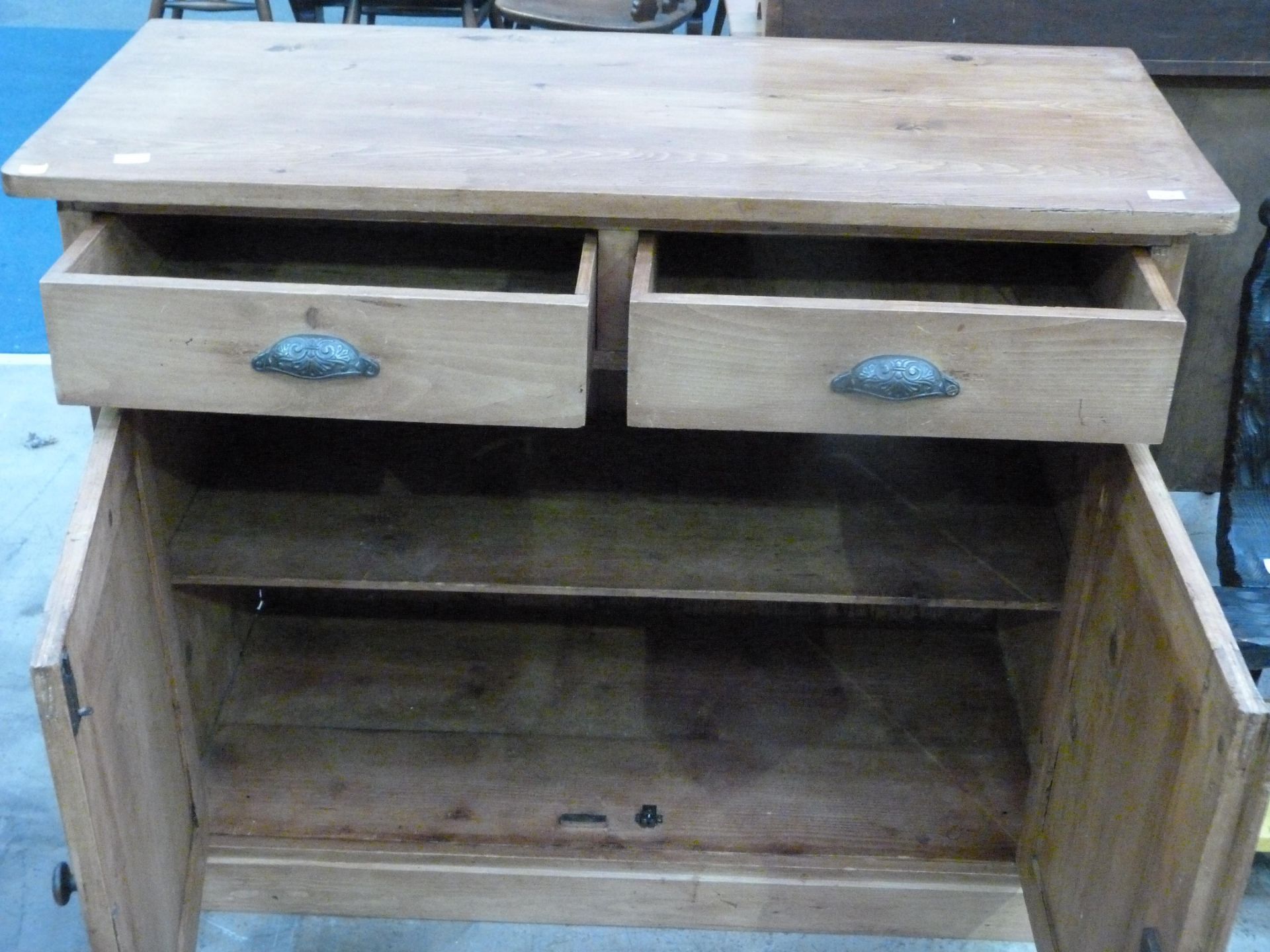 A metal handled two drawer, two door wooden cabinet (H89cm, L110cm, W49cm) & four drawer, drop - Bild 2 aus 6