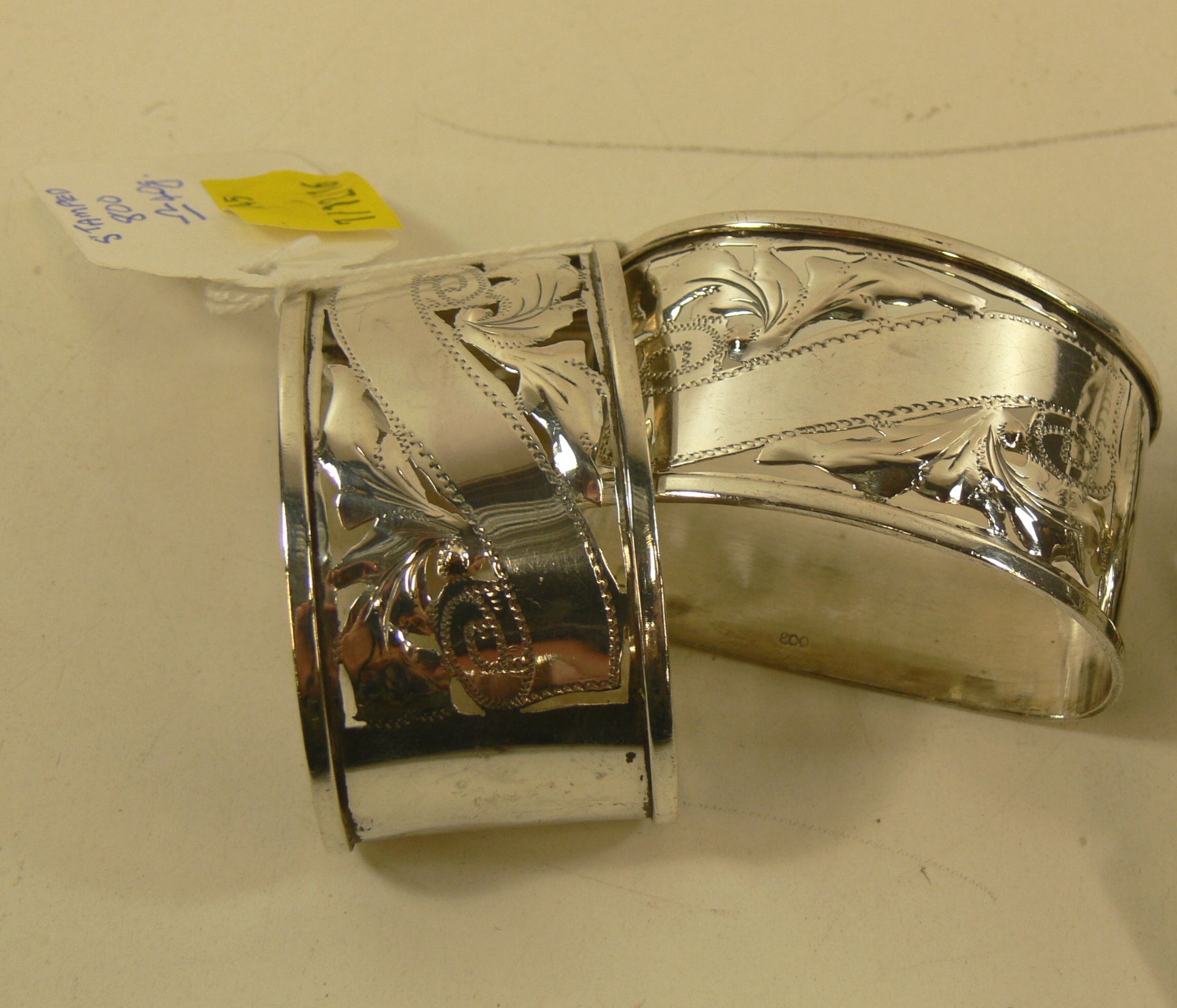 A hallmarked silver napkin ring (approx 15g) together with two further napkin rings stamped '800' ( - Bild 5 aus 6