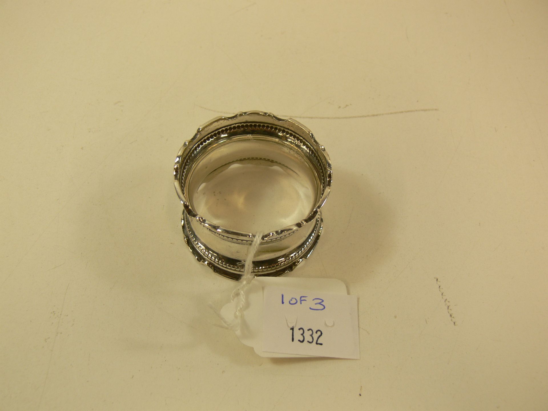 A hallmarked silver napkin ring (approx 15g) together with two further napkin rings stamped '800' ( - Bild 3 aus 6