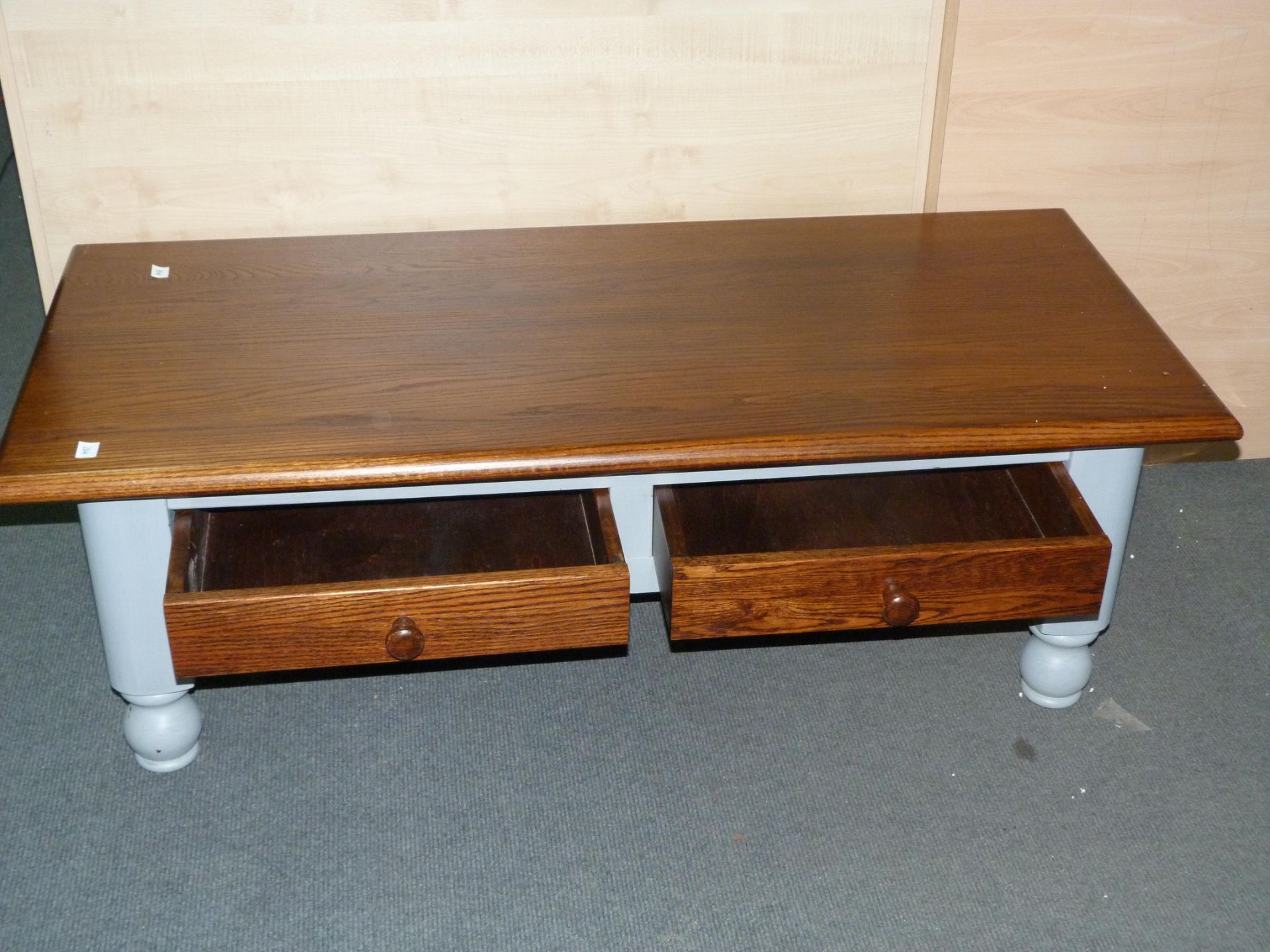 Large coffee table with two pull through drawers (H46cm, W136cm, D60cm) (est £40-£60) - Bild 2 aus 2