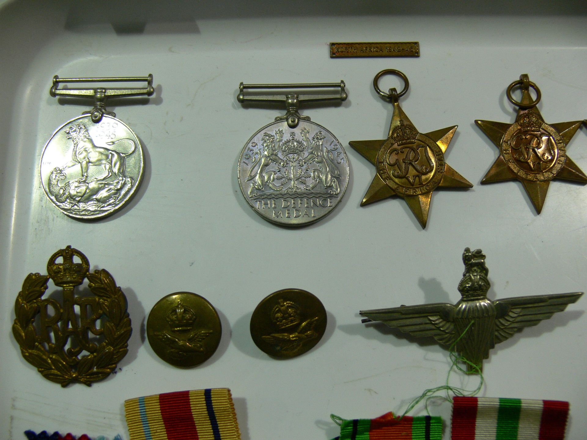 Various medals, clasp, cap badges & buttons together with associated paperwork awarded to Sgt P. - Bild 3 aus 6