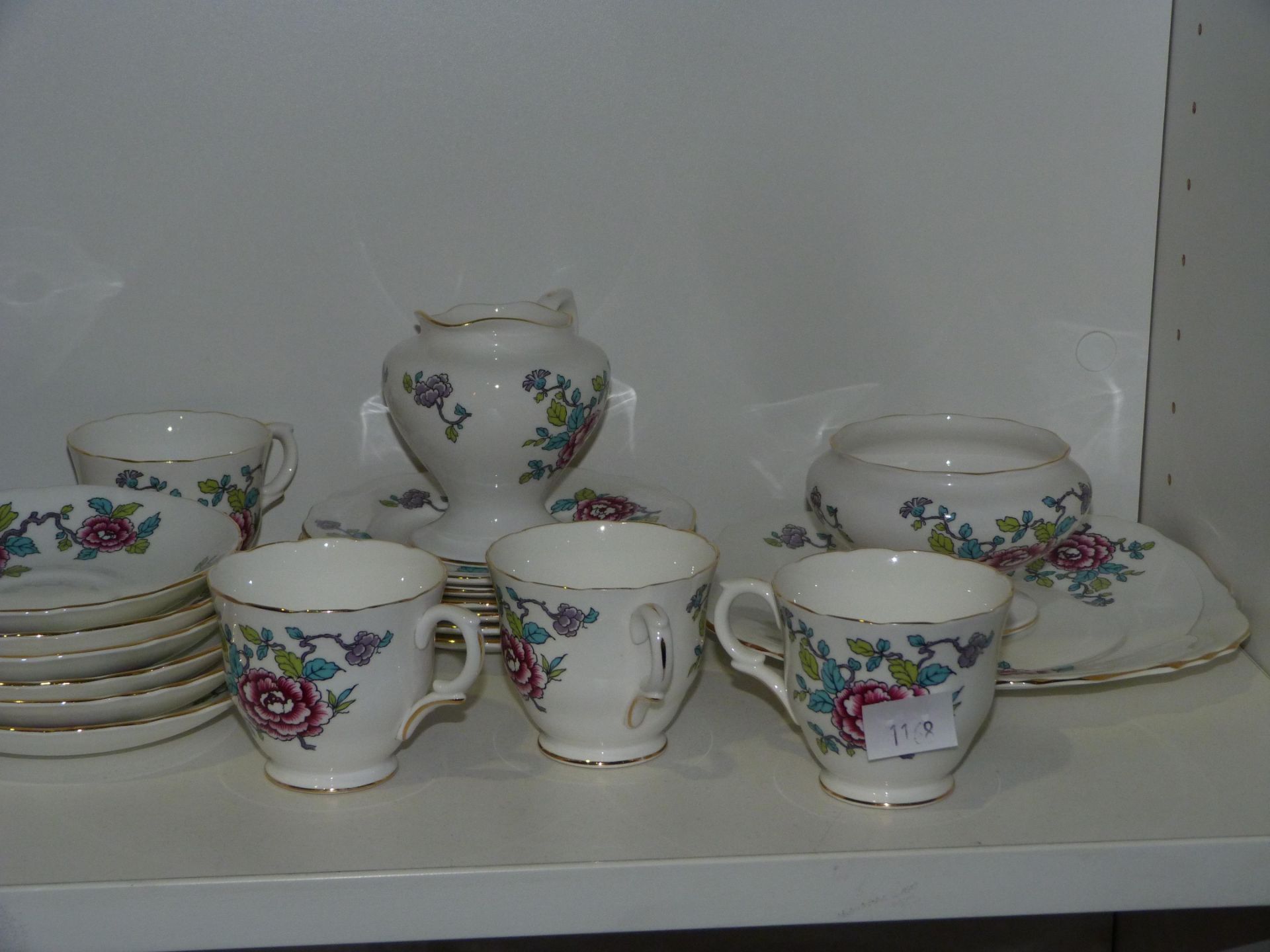 Two shelves to contain tea cups & saucers from Duchess 'Tranquility' & 'Thistle' range, Royal - Bild 4 aus 6