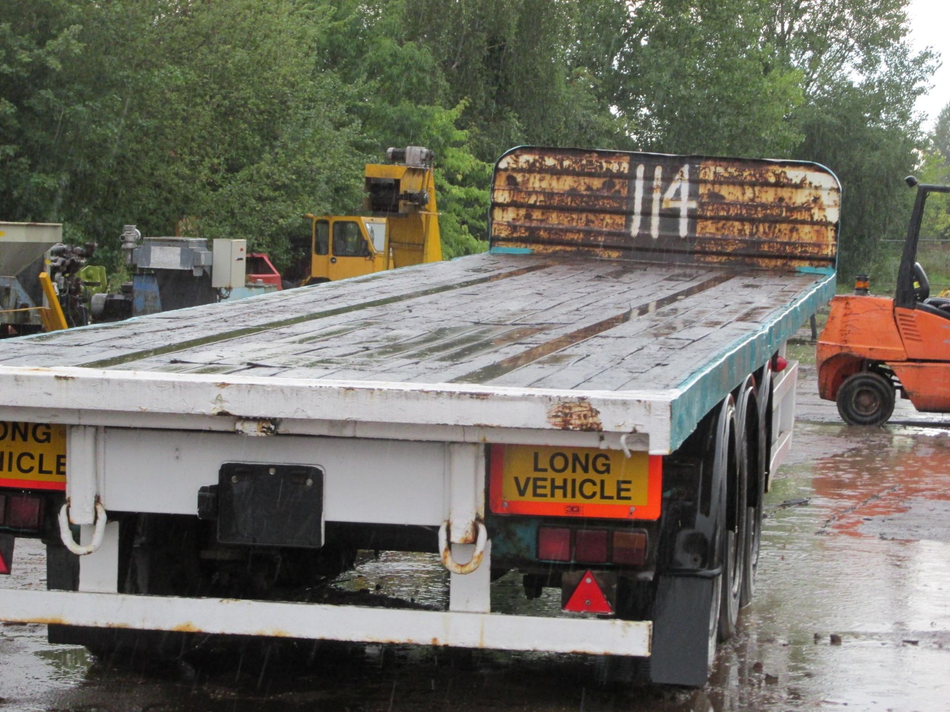 * 12.4m Long Triaxle Flat Trailer, MOT Expired August 2016, on Air Suspension. Please note this - Image 2 of 2