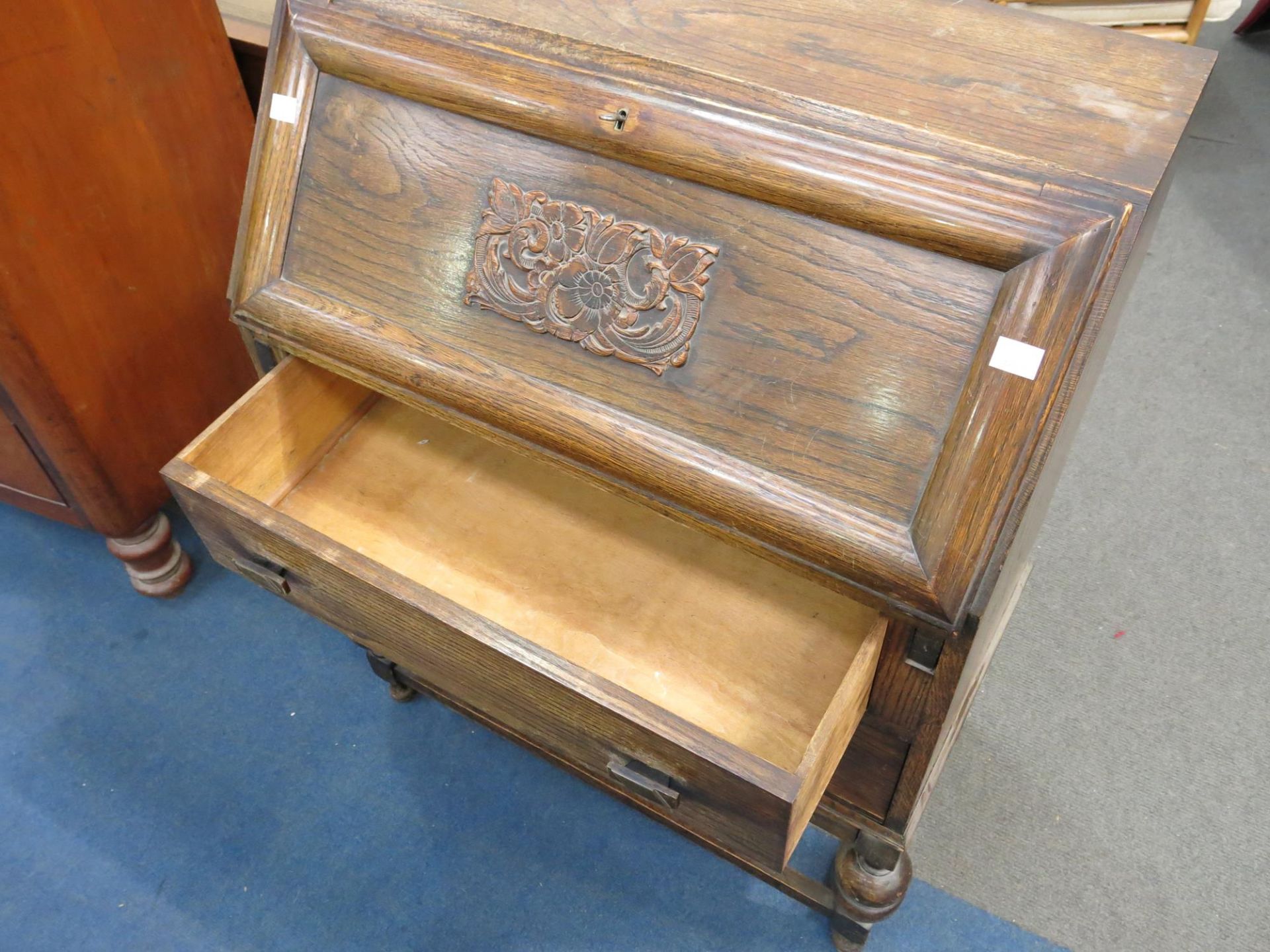 An Oak bureau with carved panel (H 102cm, W 79cm, D 40cm) (est £20 - £40) - Image 4 of 4