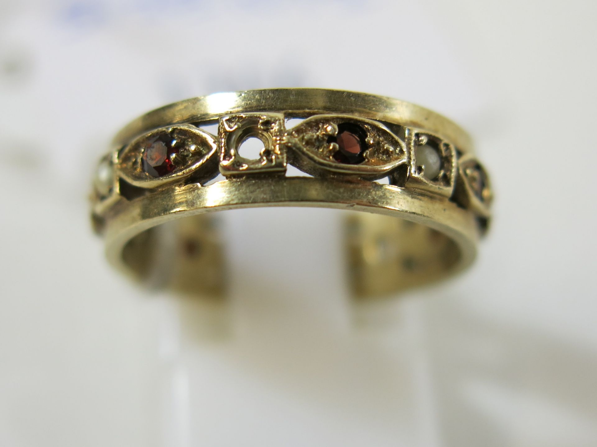 A 9ct gold pearl & garnet eternity ring (size N½) (est £20-£40)