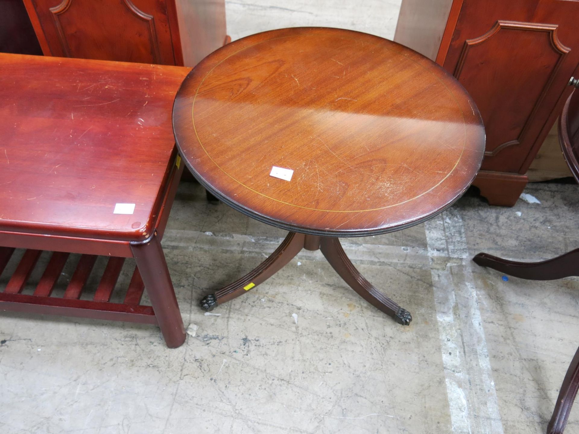 A rectangular coffee table with magazine shelf below (H41cm W88cm D48cm) A circular pedestal - Image 3 of 5