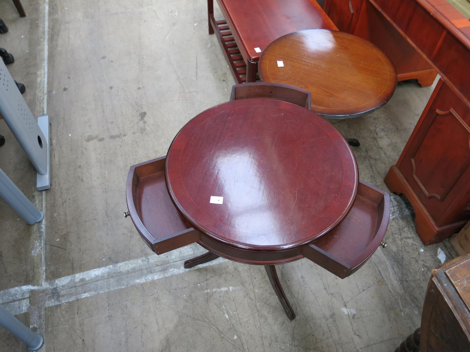 A rectangular coffee table with magazine shelf below (H41cm W88cm D48cm) A circular pedestal - Image 5 of 5