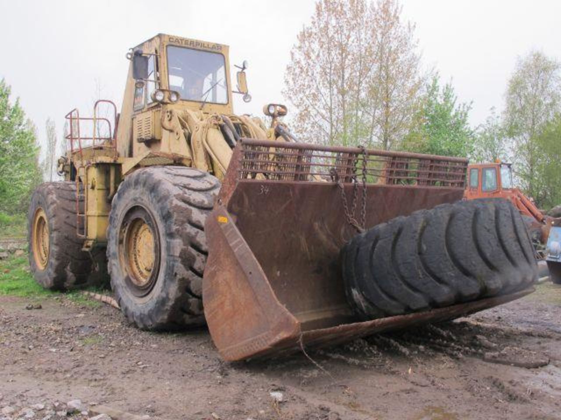 * Caterpillar 992 Loading Shovel, 3 X Injected Solid Tyres & 1 Spare Tyre, Runner S/N 25K877. Please