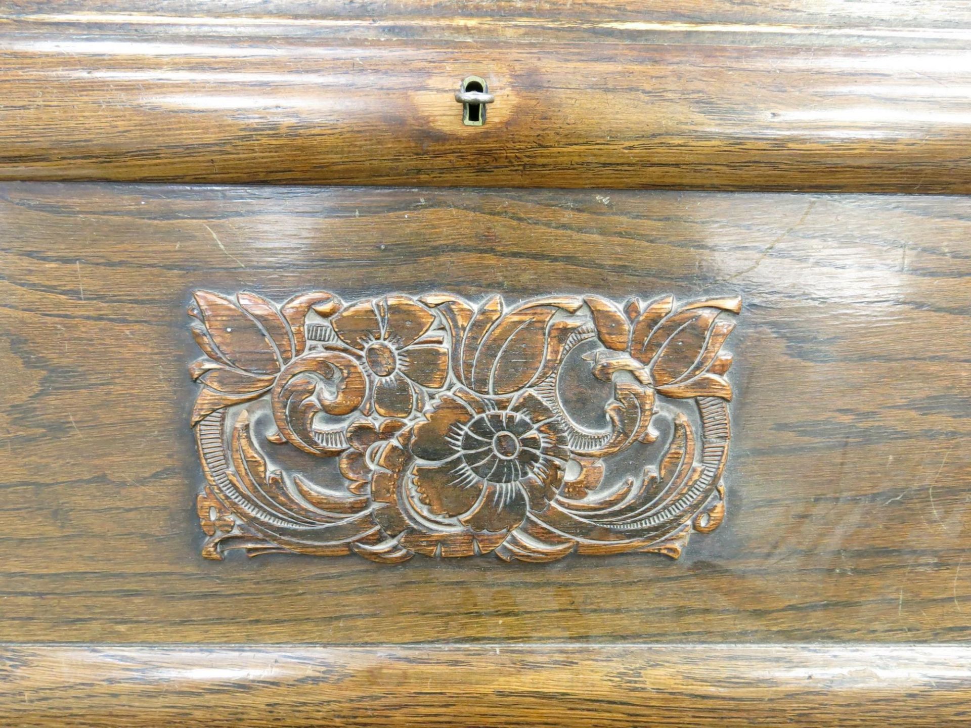 An Oak bureau with carved panel (H 102cm, W 79cm, D 40cm) (est £20 - £40) - Image 2 of 4