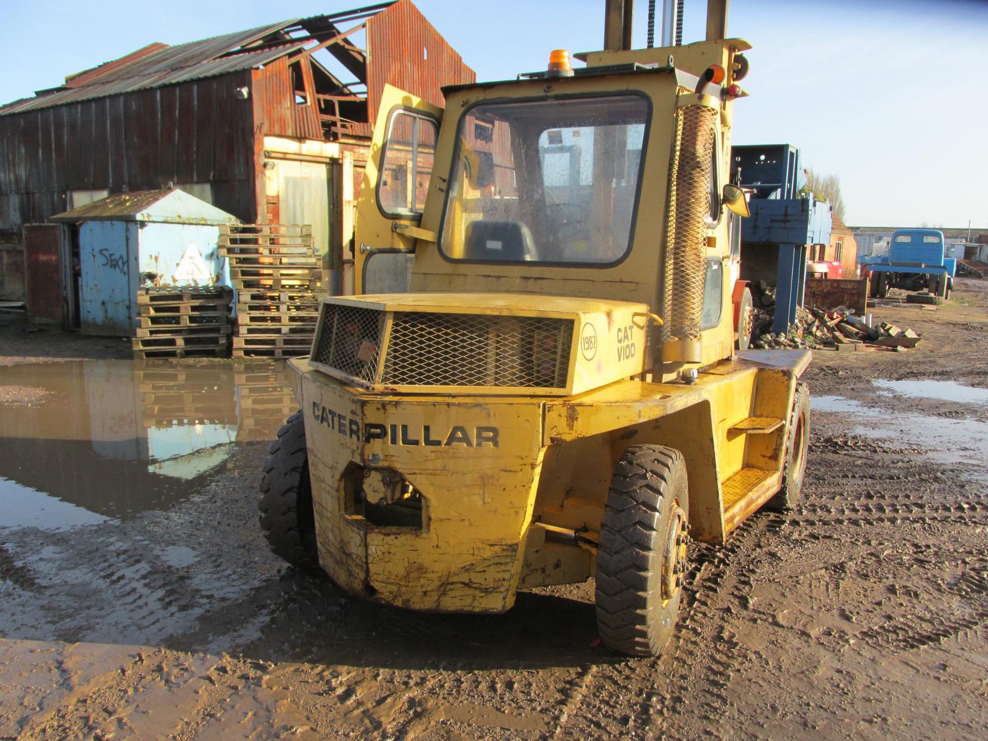 * Caterpillar V100 Diesel Forklift, 4.6 tonne lift capacity, Perkins engine, fully glassed, runner - Image 4 of 5