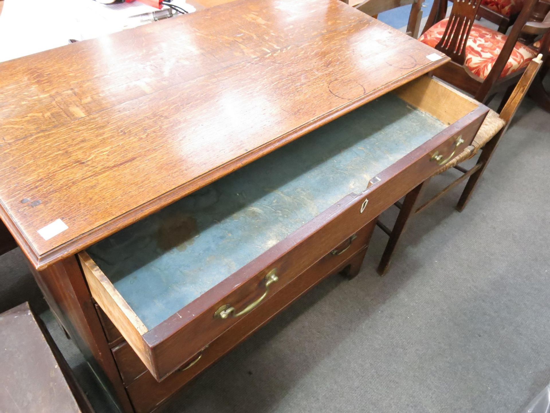 A Georgian oak chest of four drawers. Height- 83cm Width- 93cm Diameter- 47cm (est £60-£90) - Image 2 of 2