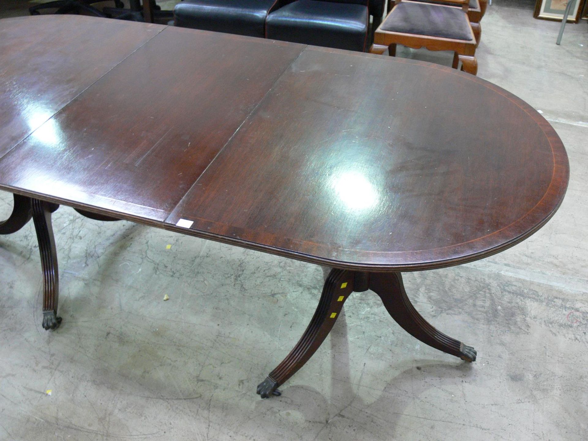 A double pedestal table with extra leaf (H87cm W97cm L (with leaf) 211cm, without 160cm (est £40-£ - Image 2 of 4