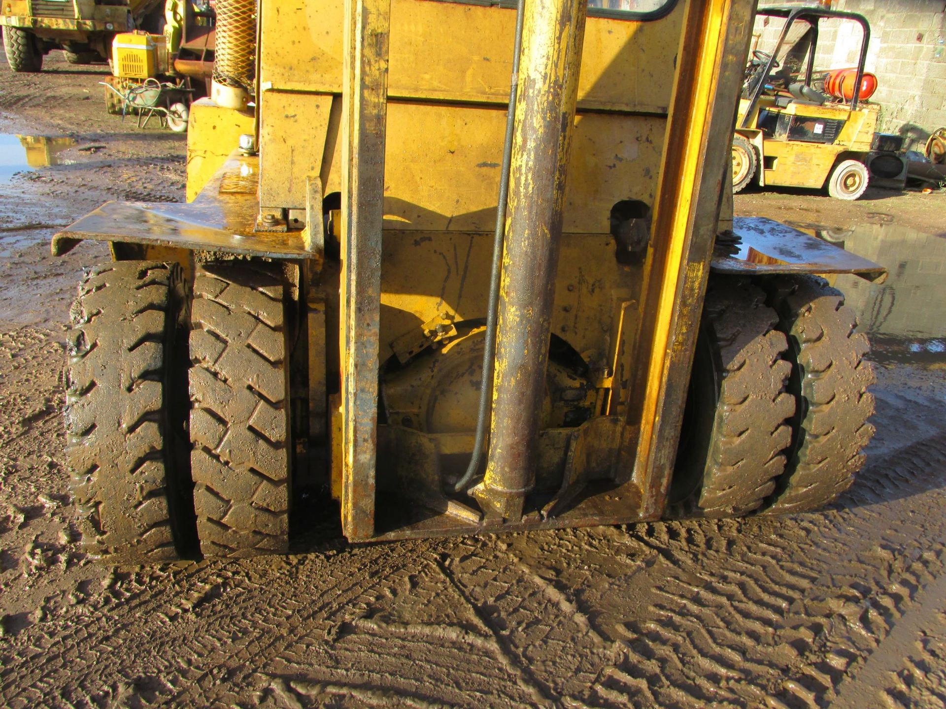 * Caterpillar V100 Diesel Forklift, 4.6 tonne lift capacity, Perkins engine, fully glassed, runner - Image 3 of 5