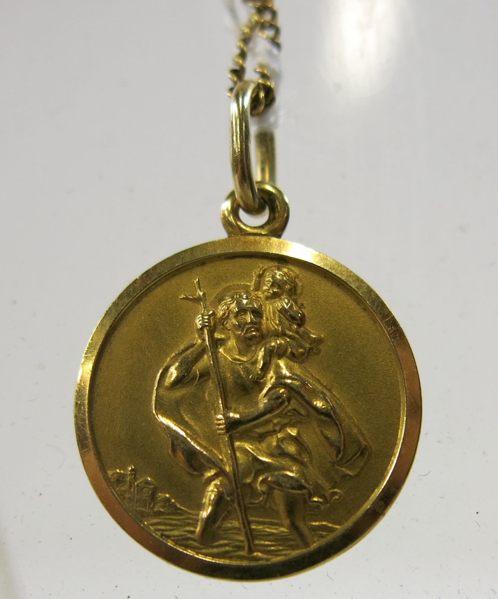 An 18ct gold St Christopher medal on curb necklet on chain, total weight 8.1g (est £60-£100)
