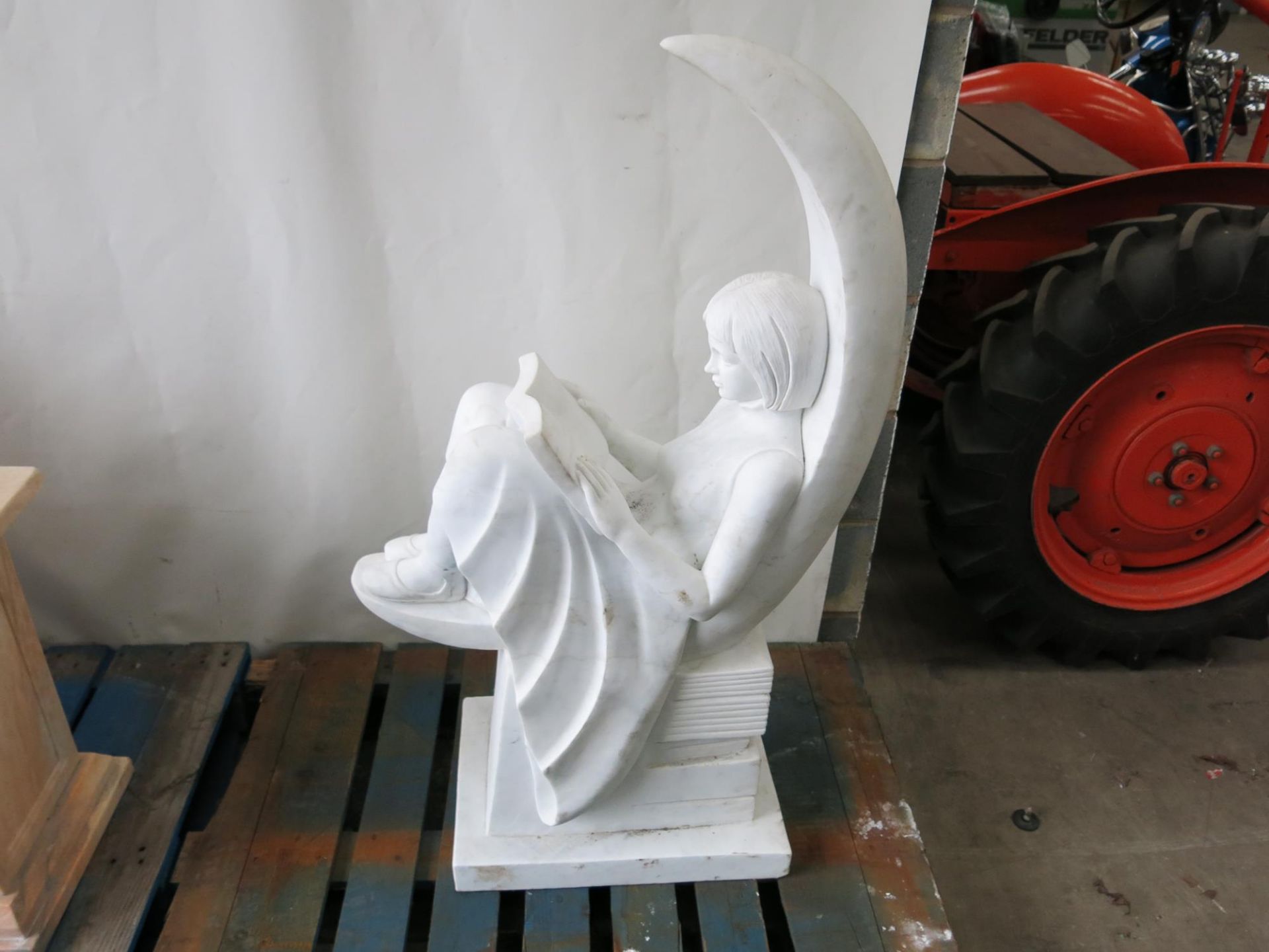 A marble sculpture of a young girl reading sat on a crescent moon. Please note this lot has a £10 + - Image 3 of 5