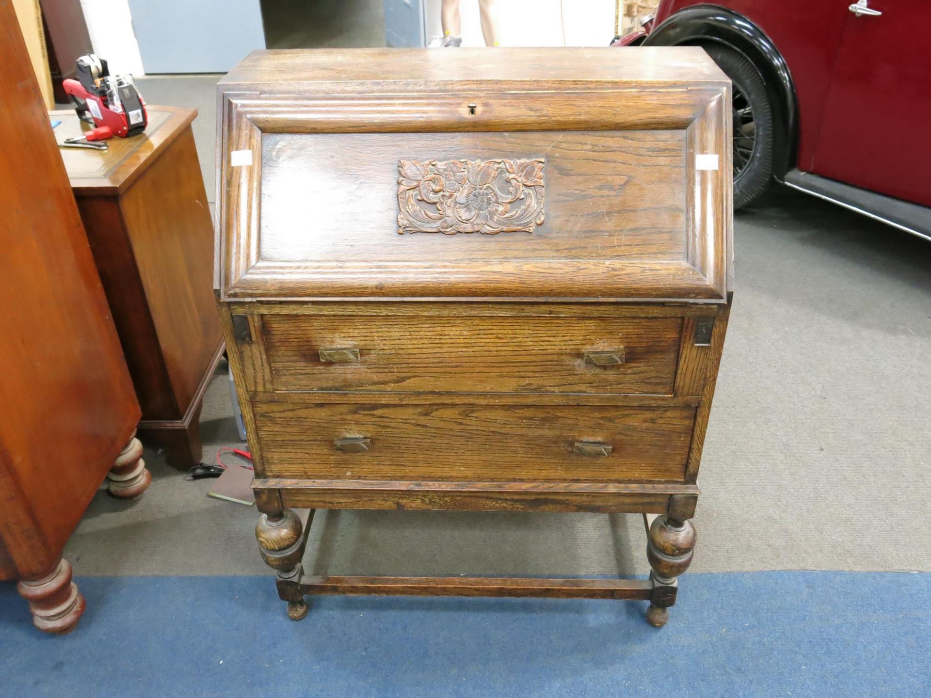 An Oak bureau with carved panel (H 102cm, W 79cm, D 40cm) (est £20 - £40)