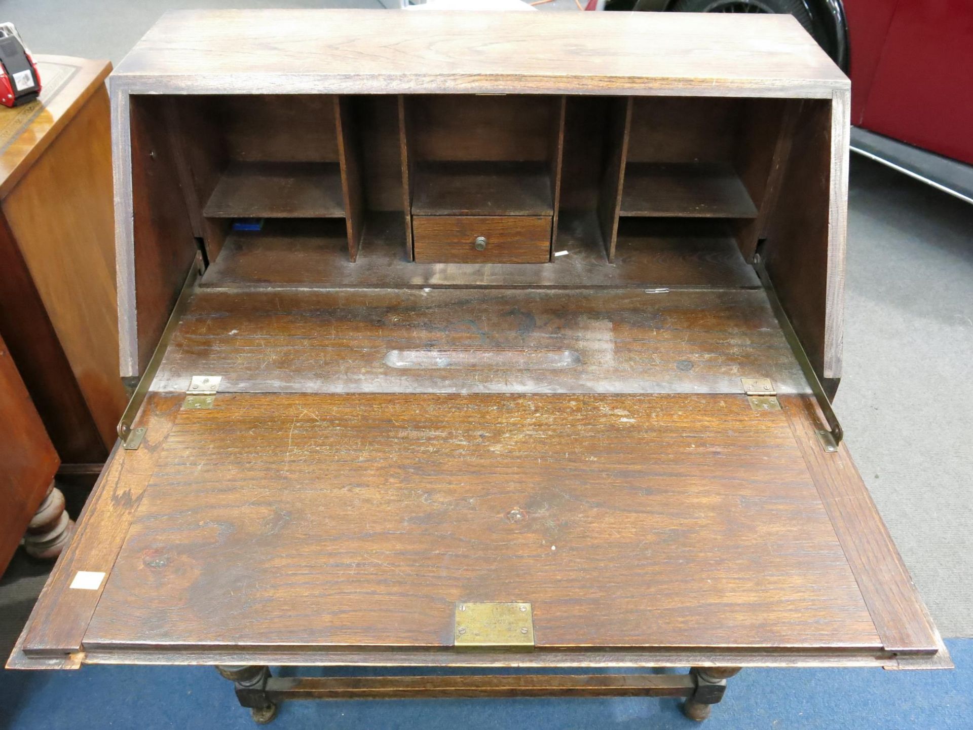 An Oak bureau with carved panel (H 102cm, W 79cm, D 40cm) (est £20 - £40) - Image 3 of 4