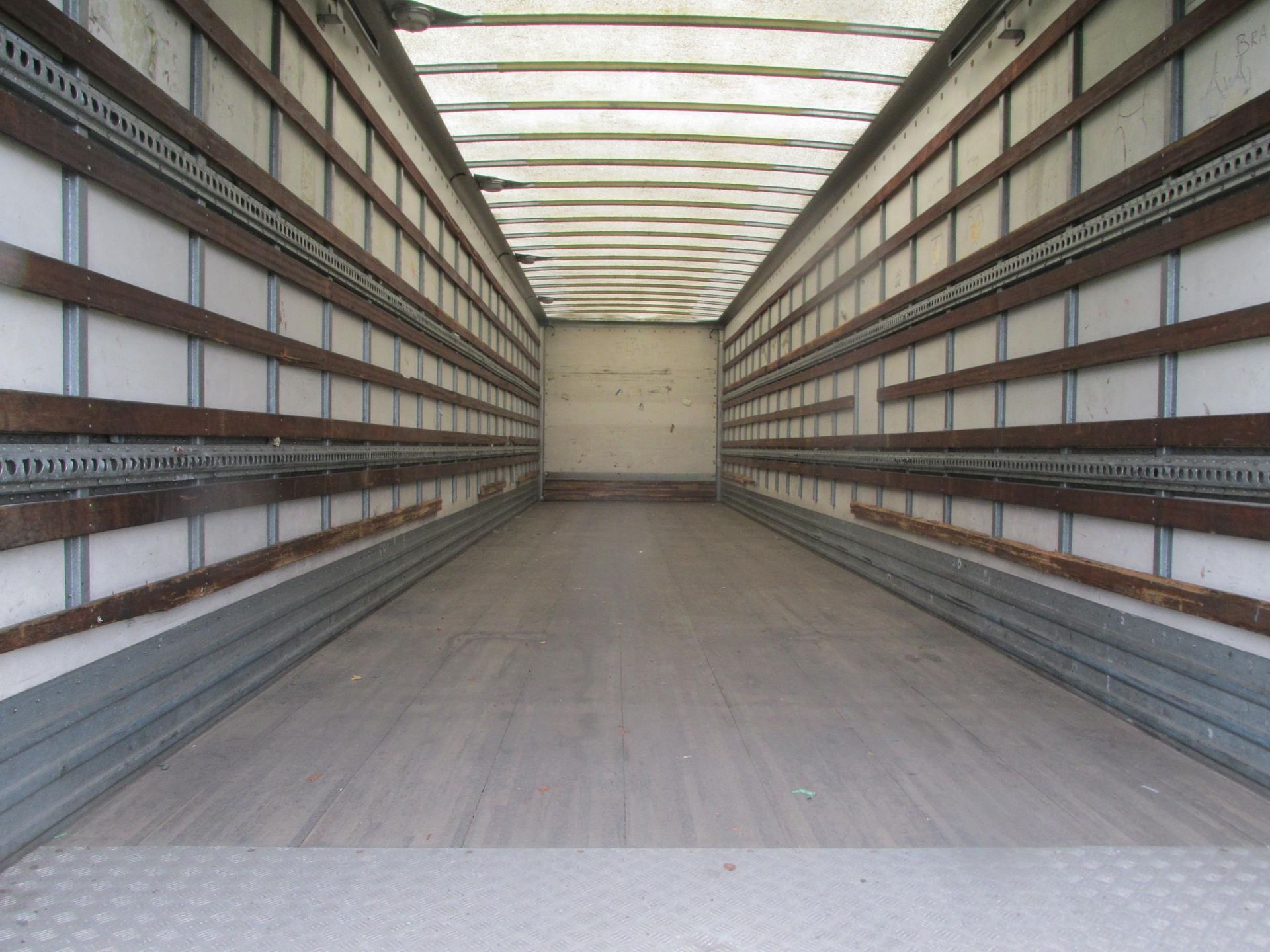 * Cartwright Tandem Axle Box Trailer, year 2001, 13.6m long, 2.64m high from rubbing plate, roller - Image 3 of 5