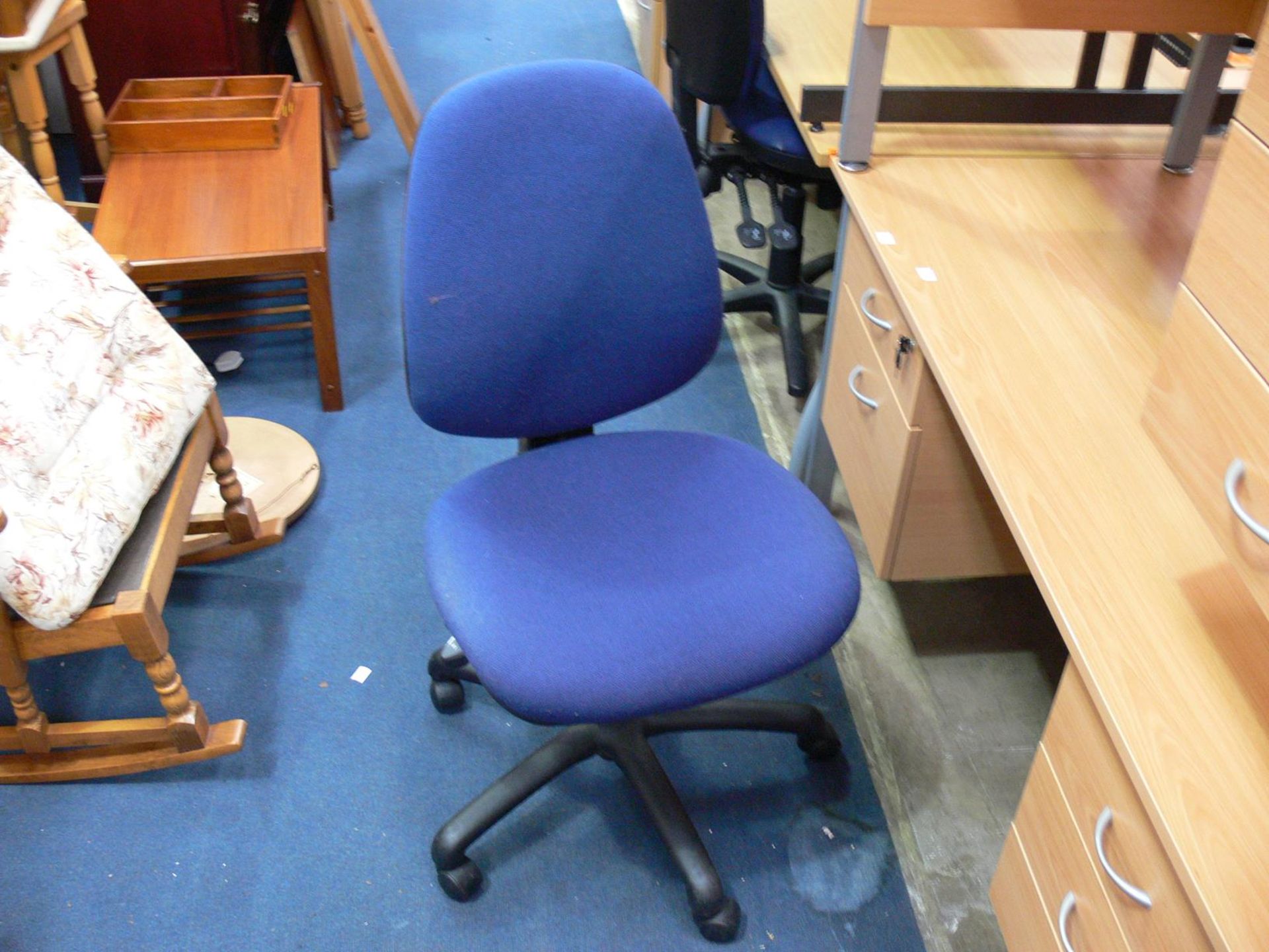 *2 x Matching rectangular office desks, 1x with 3 drawers 1x with 5 drawers c/w 1x operators chair - Image 3 of 3