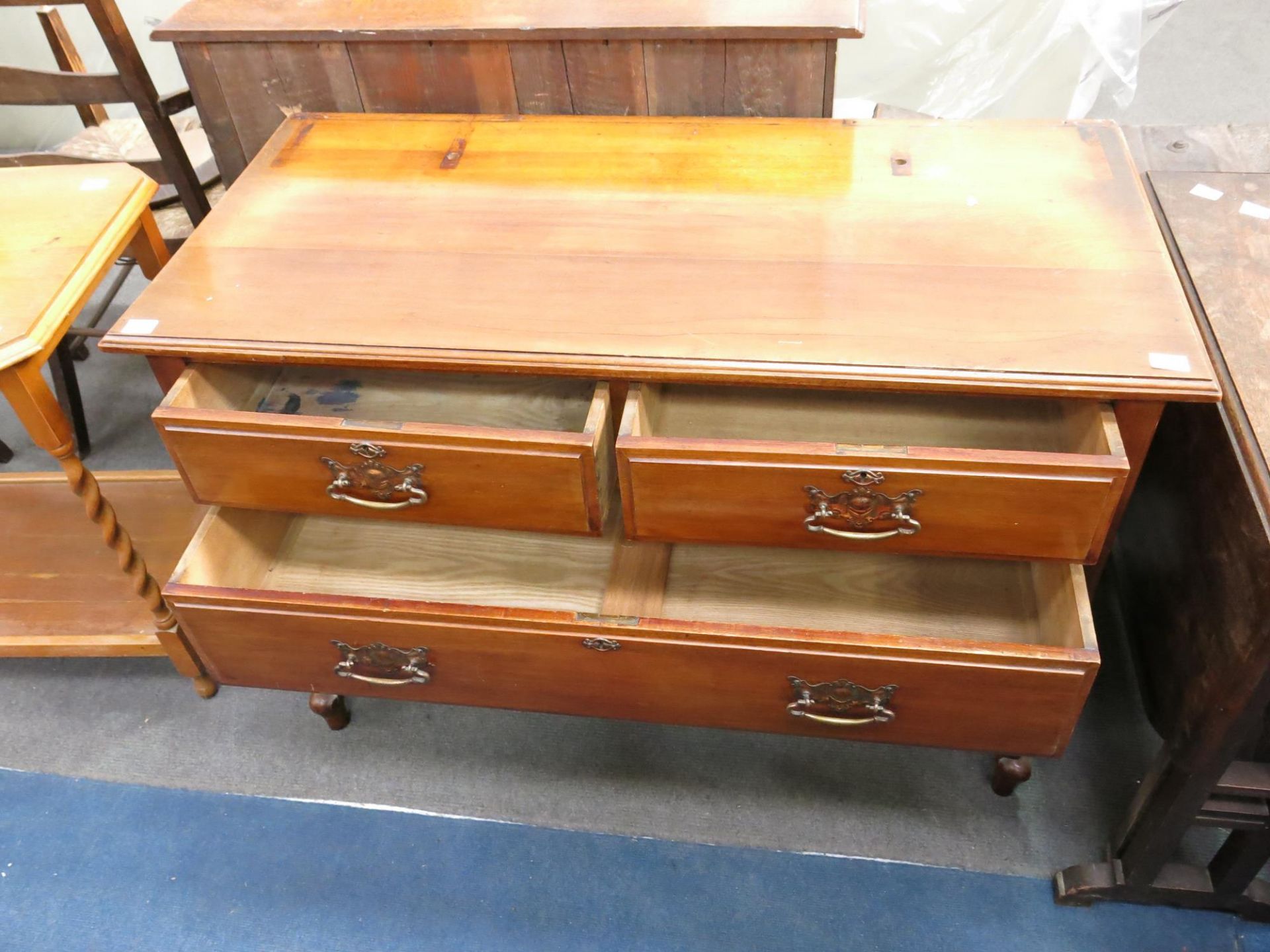 A three drawer dresser base with metal drop handles (Height- 74cm Width- 106cm Diameter- 51cm) - Image 3 of 5