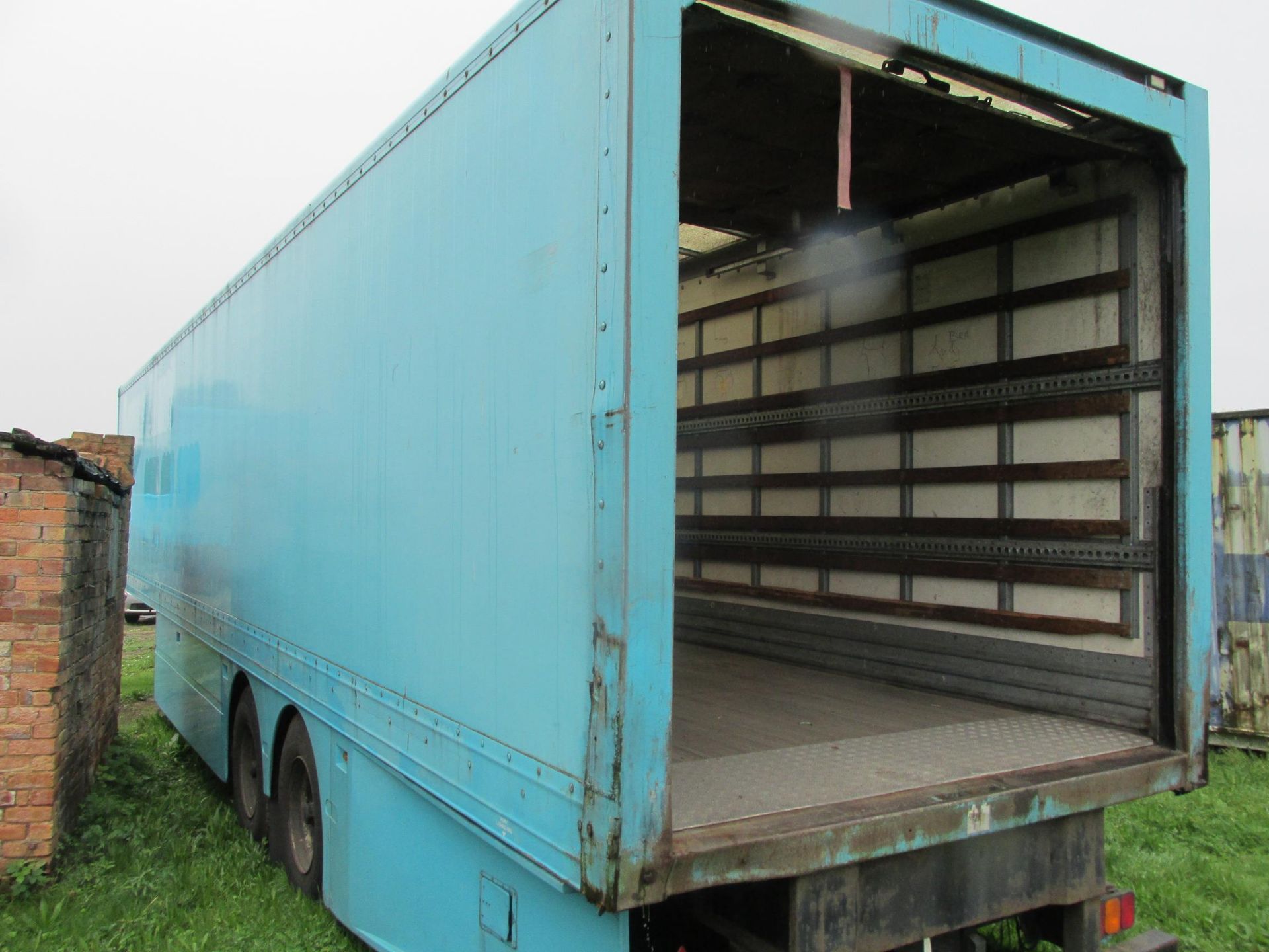 * Cartwright Tandem Axle Box Trailer, year 2001, 13.6m long, 2.64m high from rubbing plate, roller - Image 4 of 5