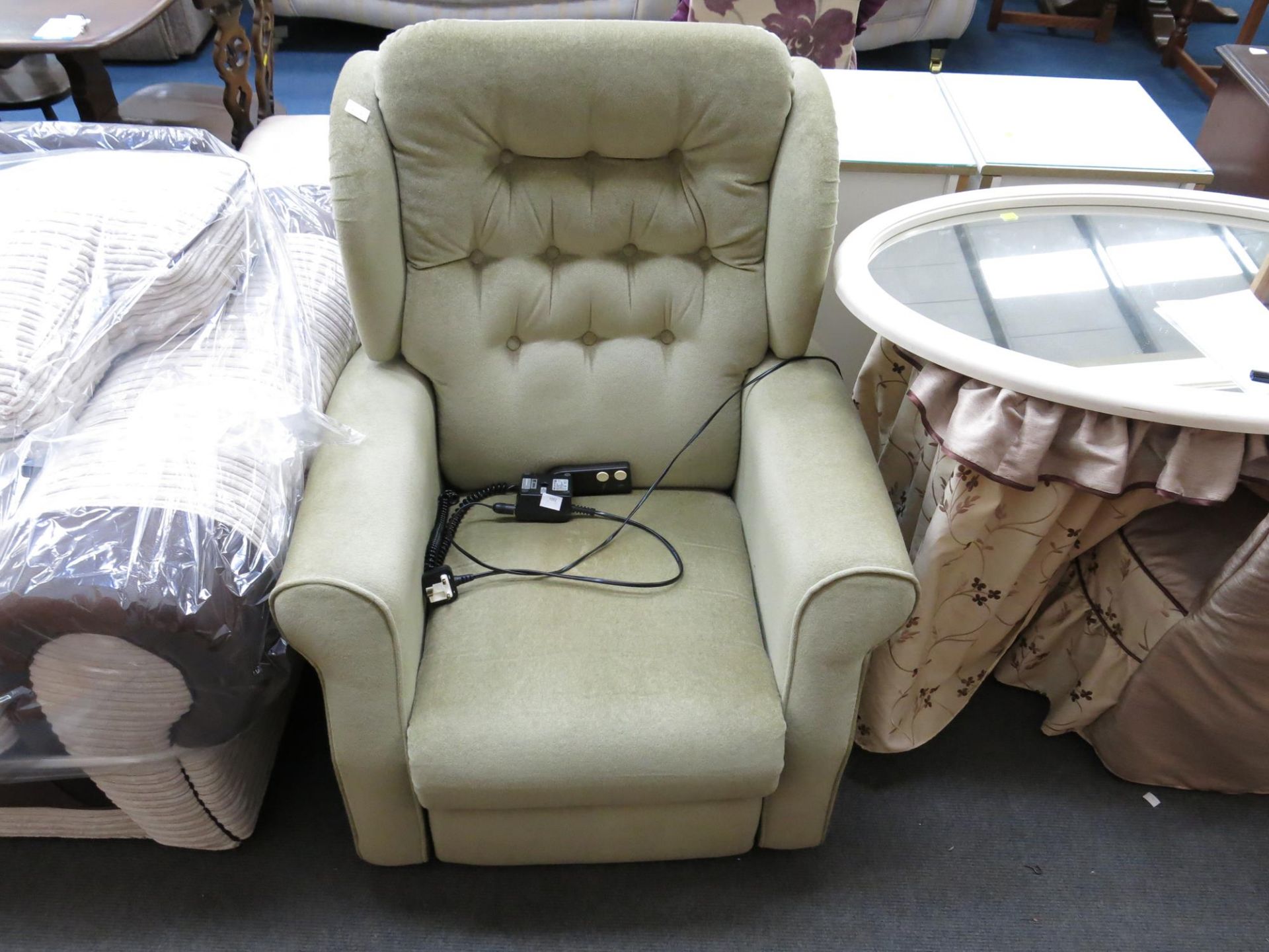 A green cloth electric recliner/riser chair in good working order with controller & transformer (est