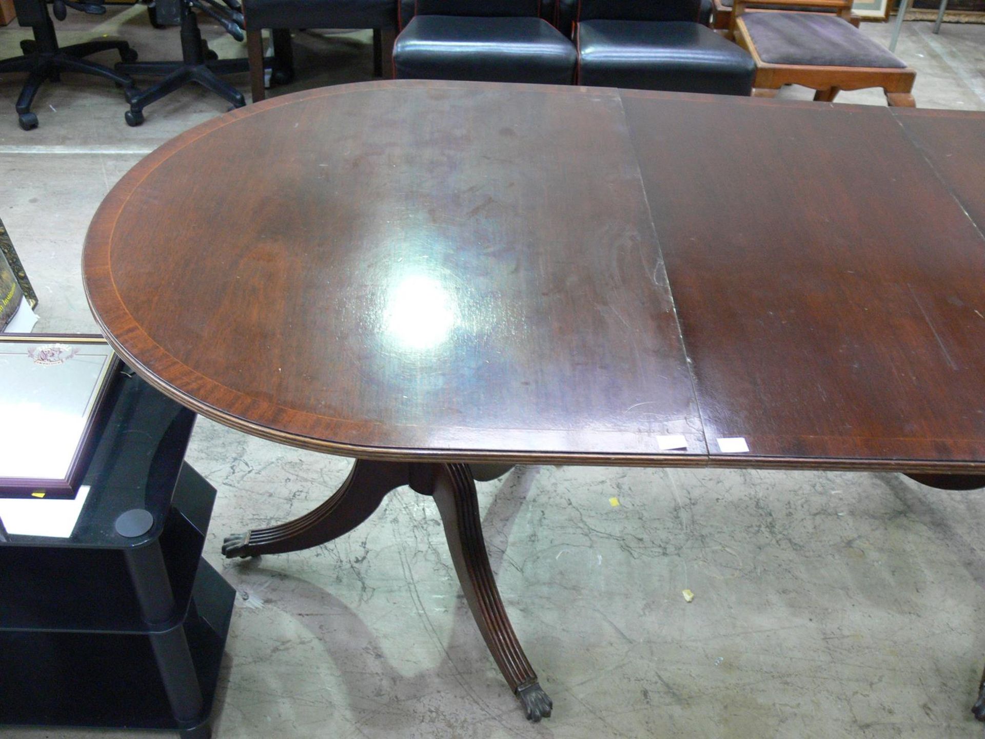 A double pedestal table with extra leaf (H87cm W97cm L (with leaf) 211cm, without 160cm (est £40-£ - Image 3 of 4