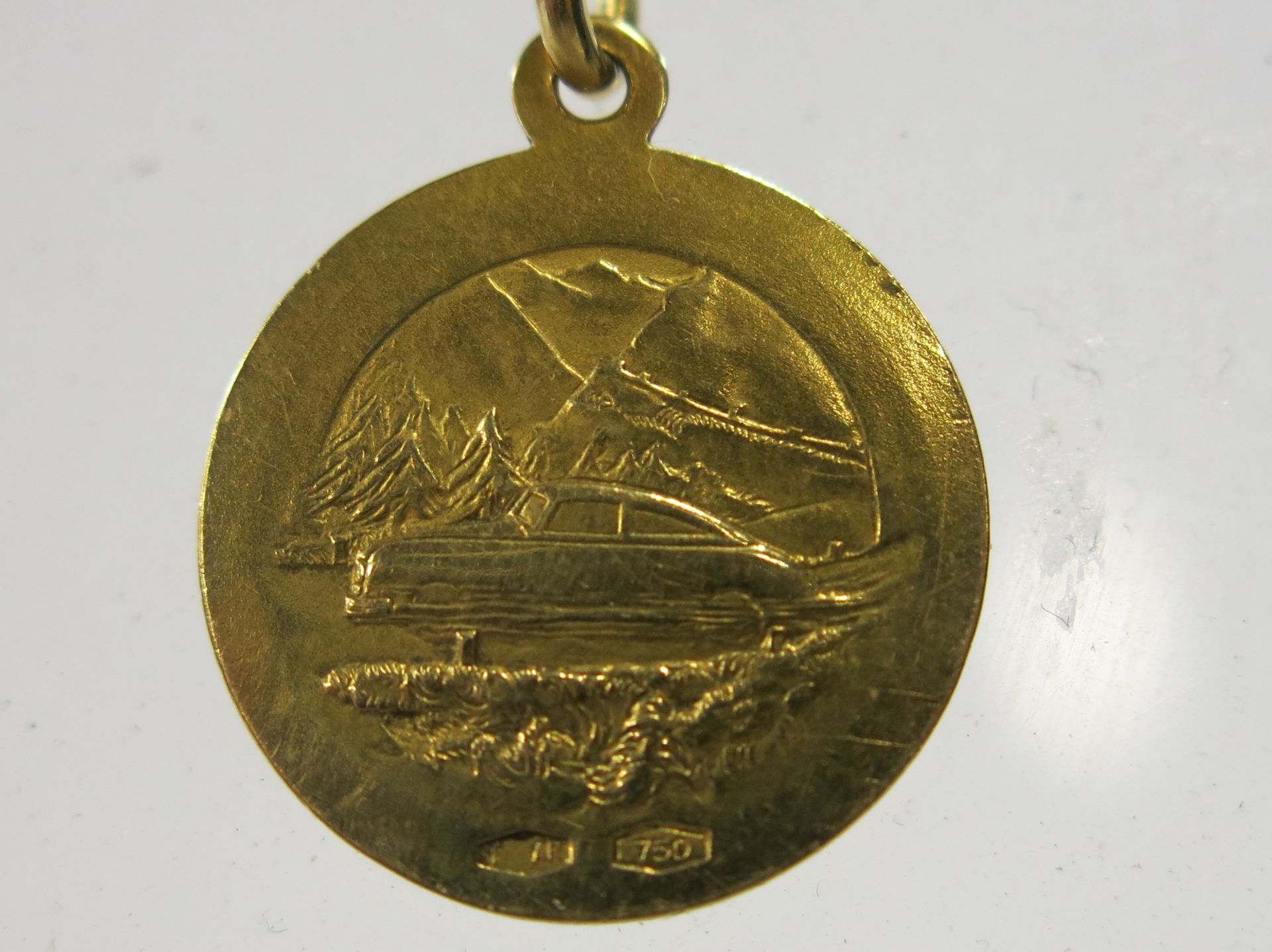 An 18ct gold St Christopher medal on curb necklet on chain, total weight 8.1g (est £60-£100) - Image 2 of 2