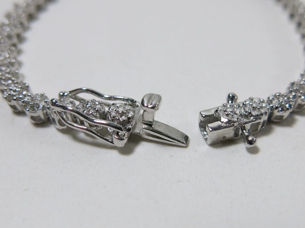 This is a Timed Online Auction on Bidspotter.co.uk, Click here to bid.  Multi Diamond set hallmarked - Image 2 of 3