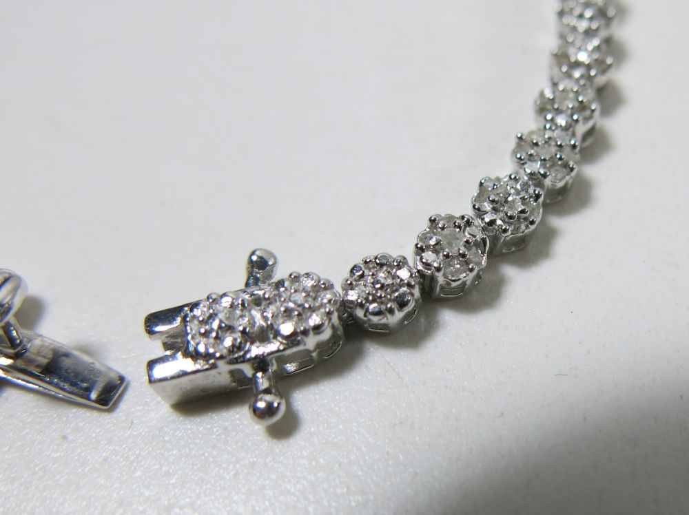 This is a Timed Online Auction on Bidspotter.co.uk, Click here to bid.  Multi Diamond set hallmarked - Image 3 of 3