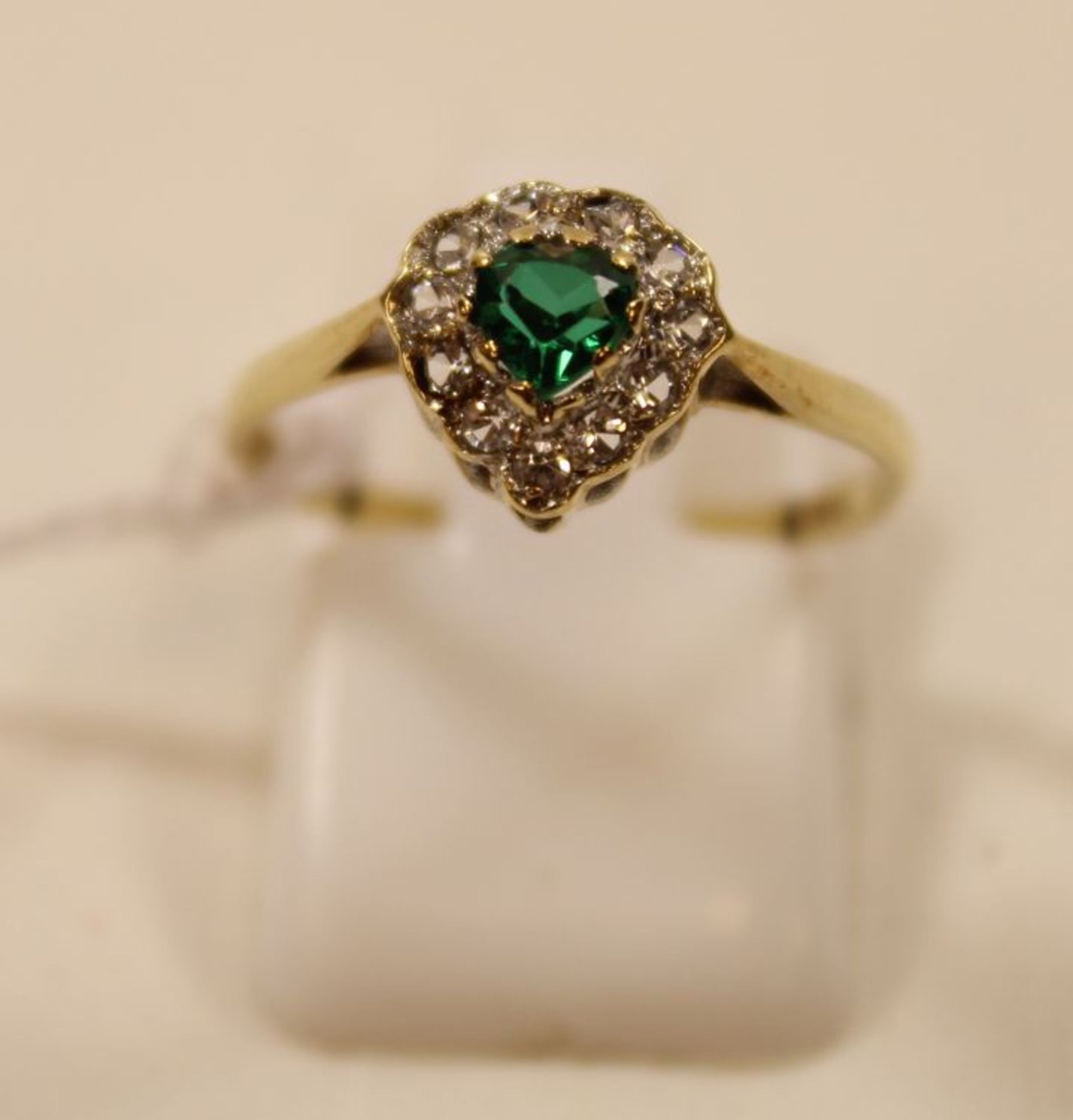 9ct Green & White gem set heart ring. Size N. - Image 2 of 4