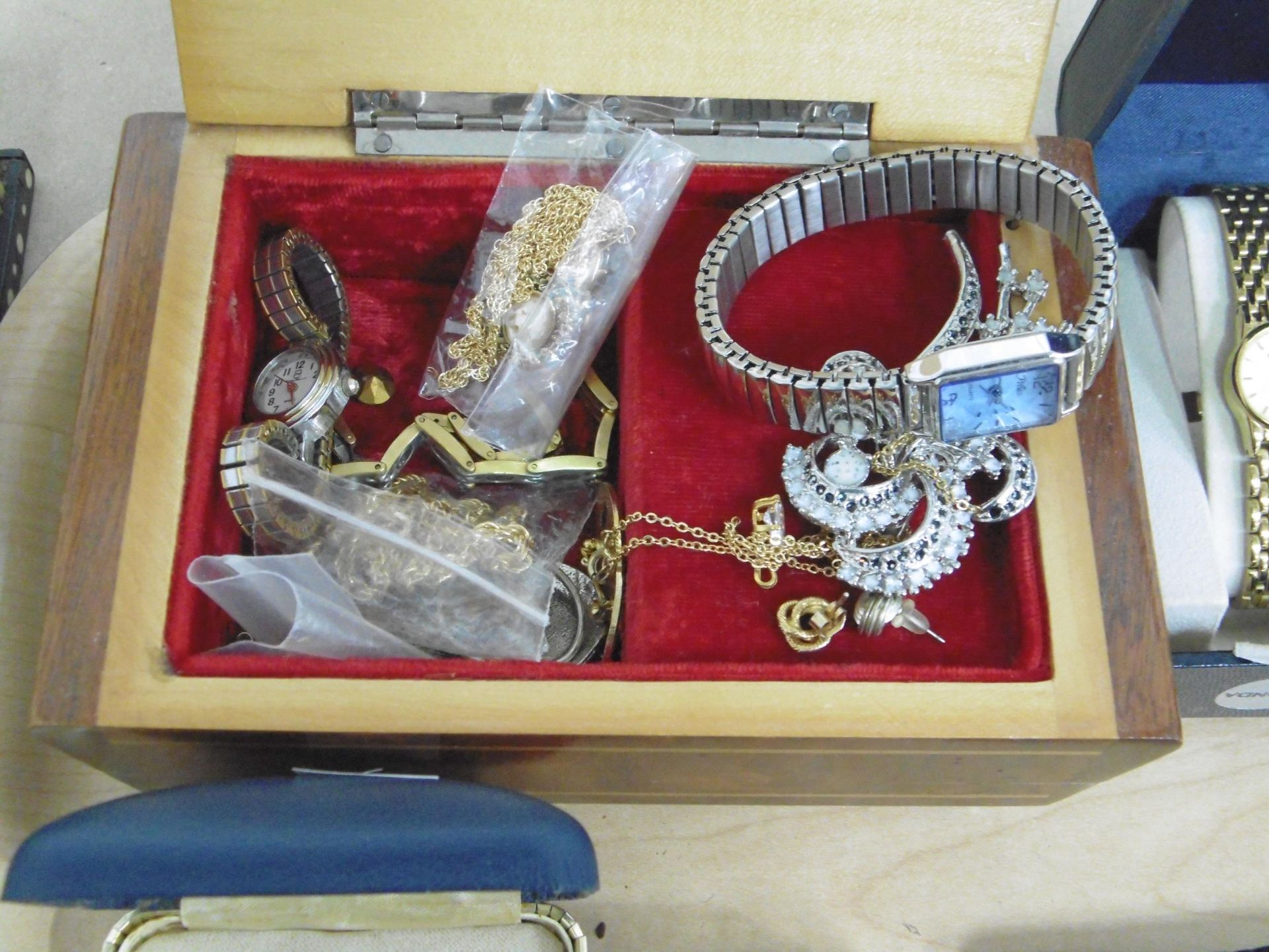 A Tray to contain a silver Thimble (1950 Birmingham 5g), A selection of costume jewellery to include - Image 3 of 5