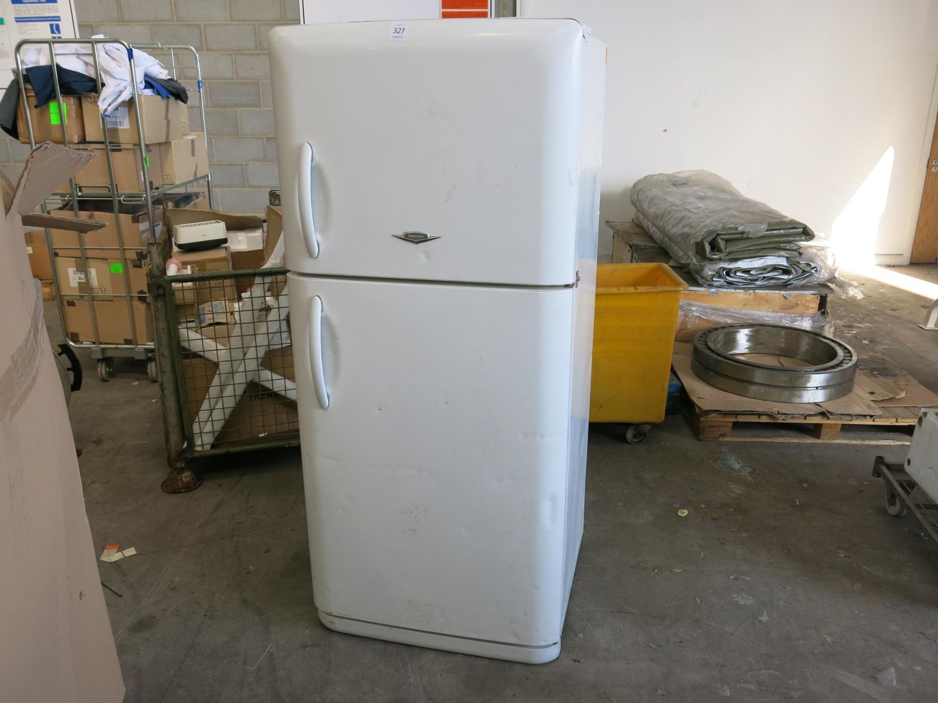 *A Daewoo FR-520NT Fridge Freezer (spares or repair). Please note this lot has a £5 +VAT lift out