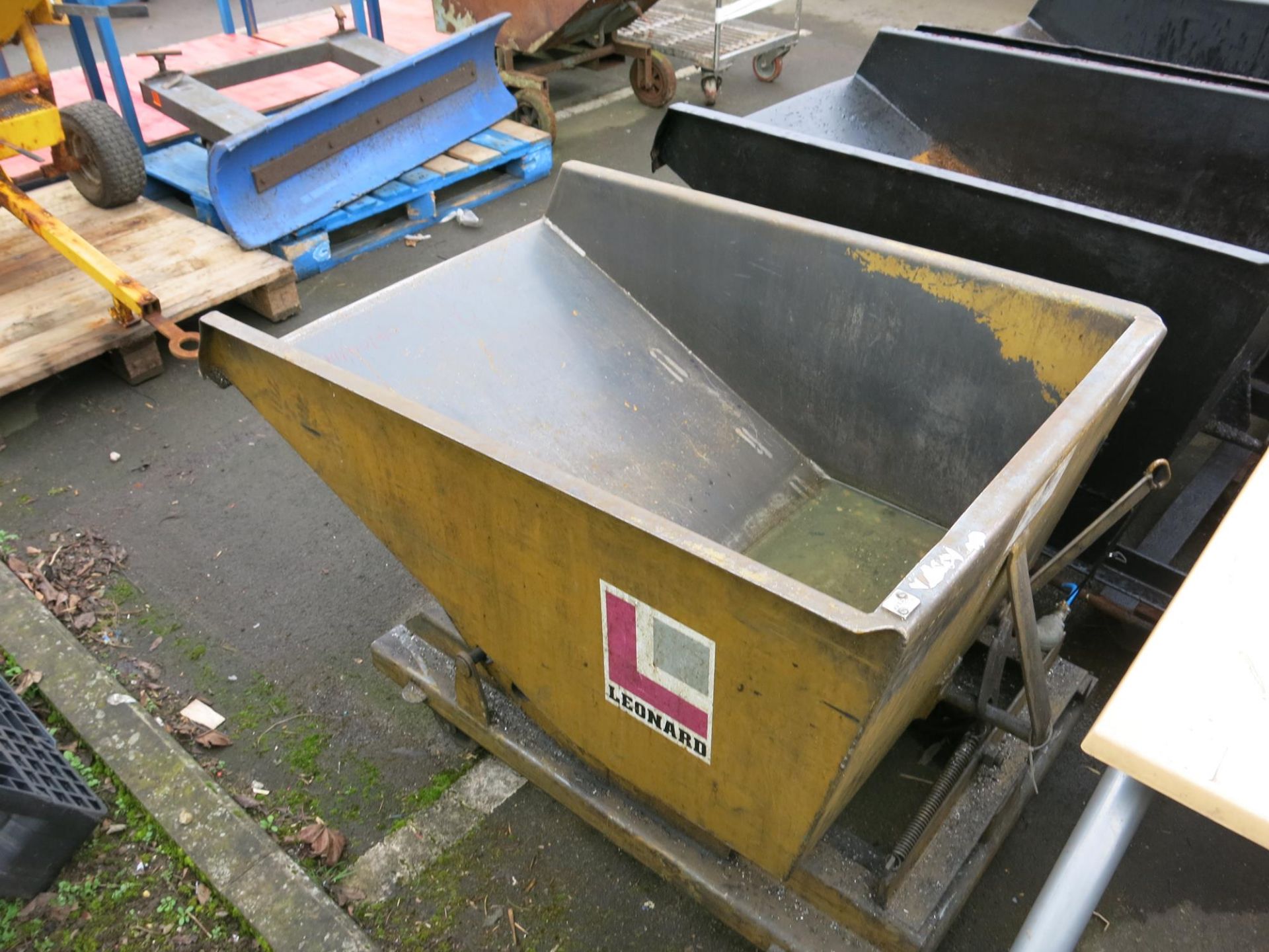 A Leonard tipping skip. Please note this lot has a £5 +VAT lift out charge. - Image 2 of 3
