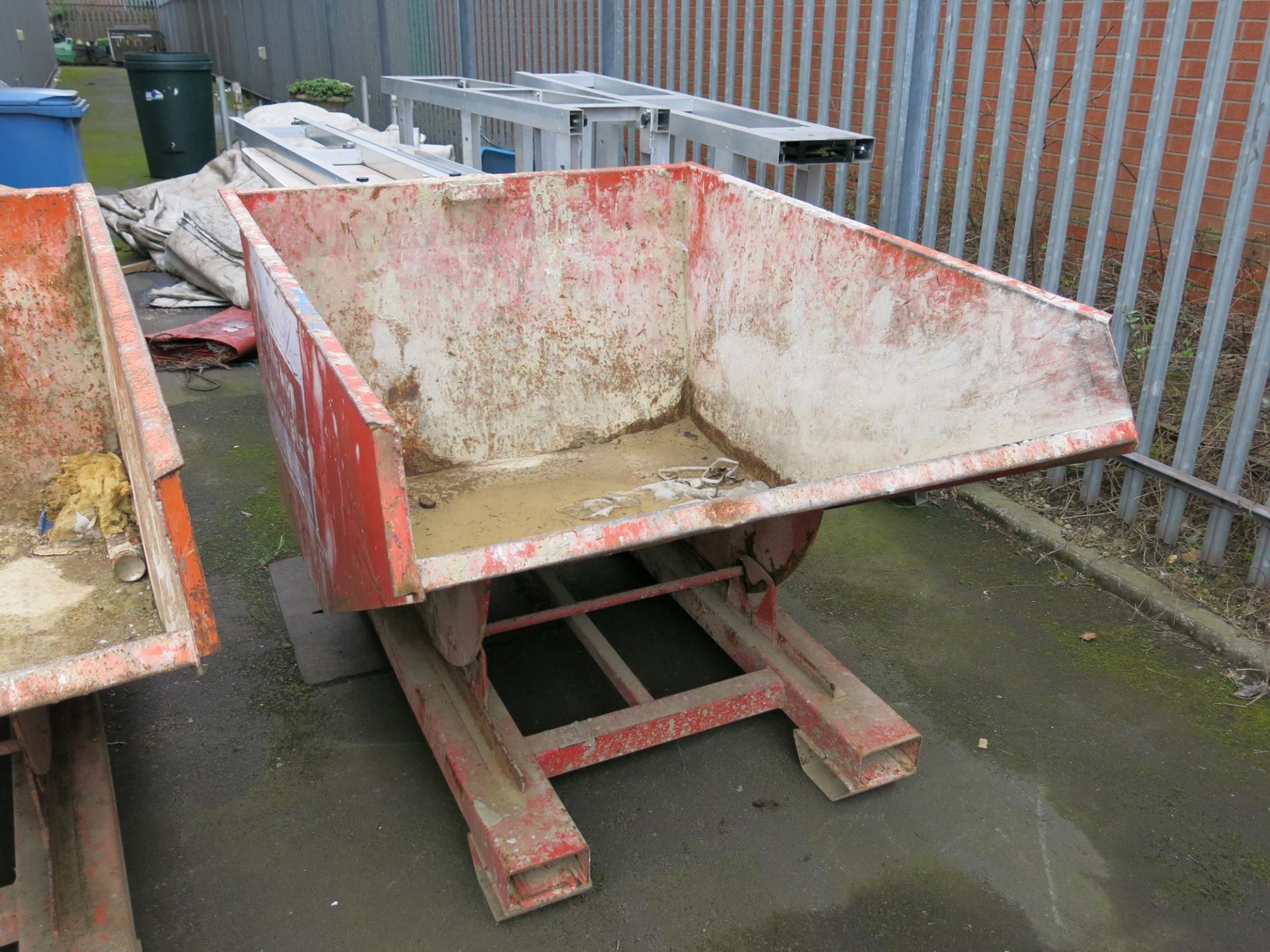 *An Eastern 2000kg Tipping skip. Please note this lot has a £5 +VAT lift out charge.