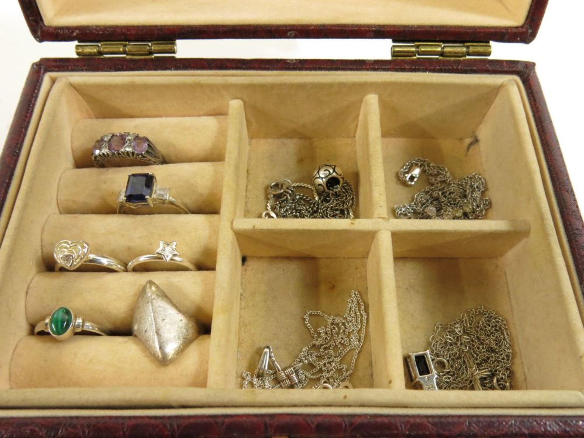 A jewellery box containing silver jewellery which also includes a 'Tiffany' chain bracelet (est £