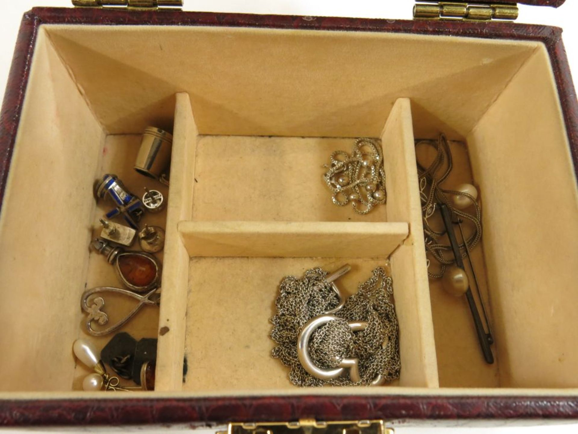 A jewellery box containing silver jewellery which also includes a 'Tiffany' chain bracelet (est £ - Image 2 of 2