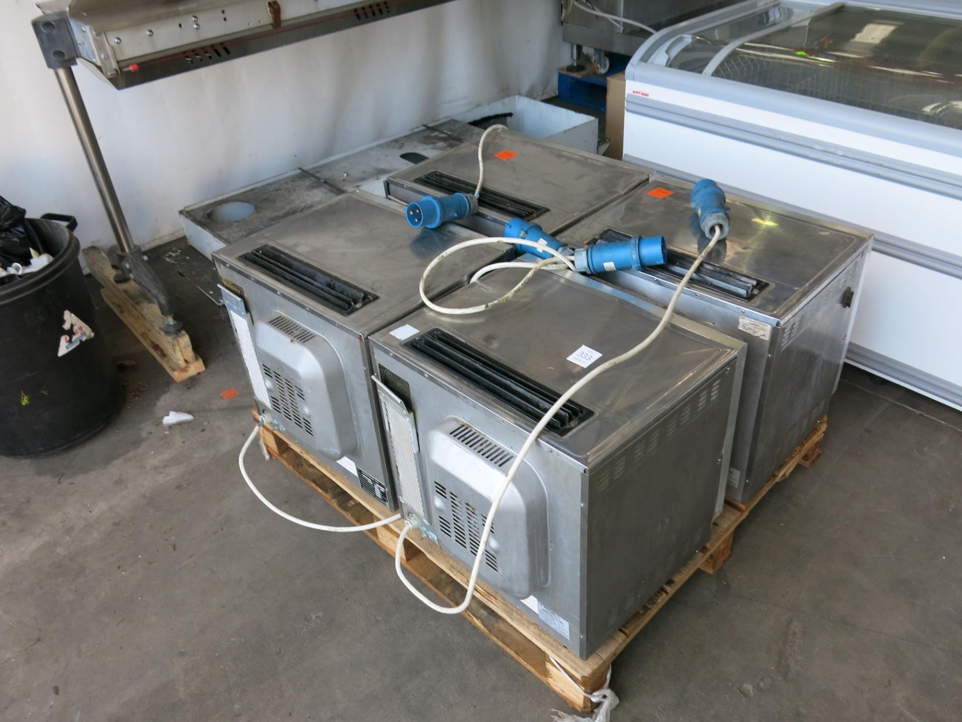 *4 x Mealstream EC401 Microwaves (spares or repair). Please note this lot has a £10 +VAT lift out - Image 4 of 4