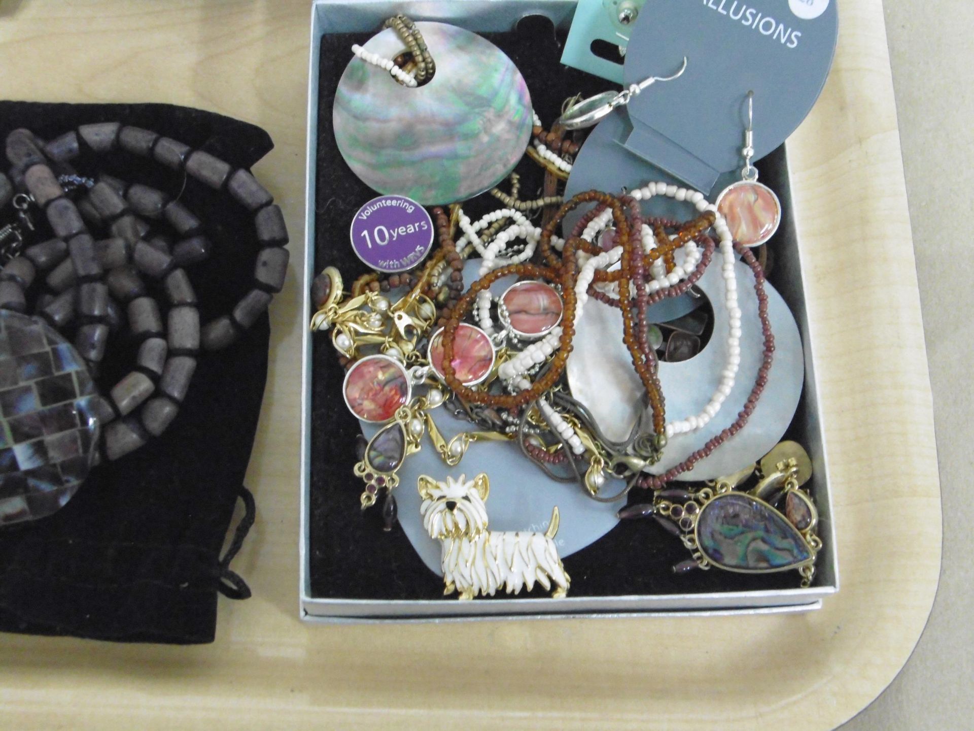 A Tray to contain a silver Thimble (1950 Birmingham 5g), A selection of costume jewellery to include - Image 2 of 5