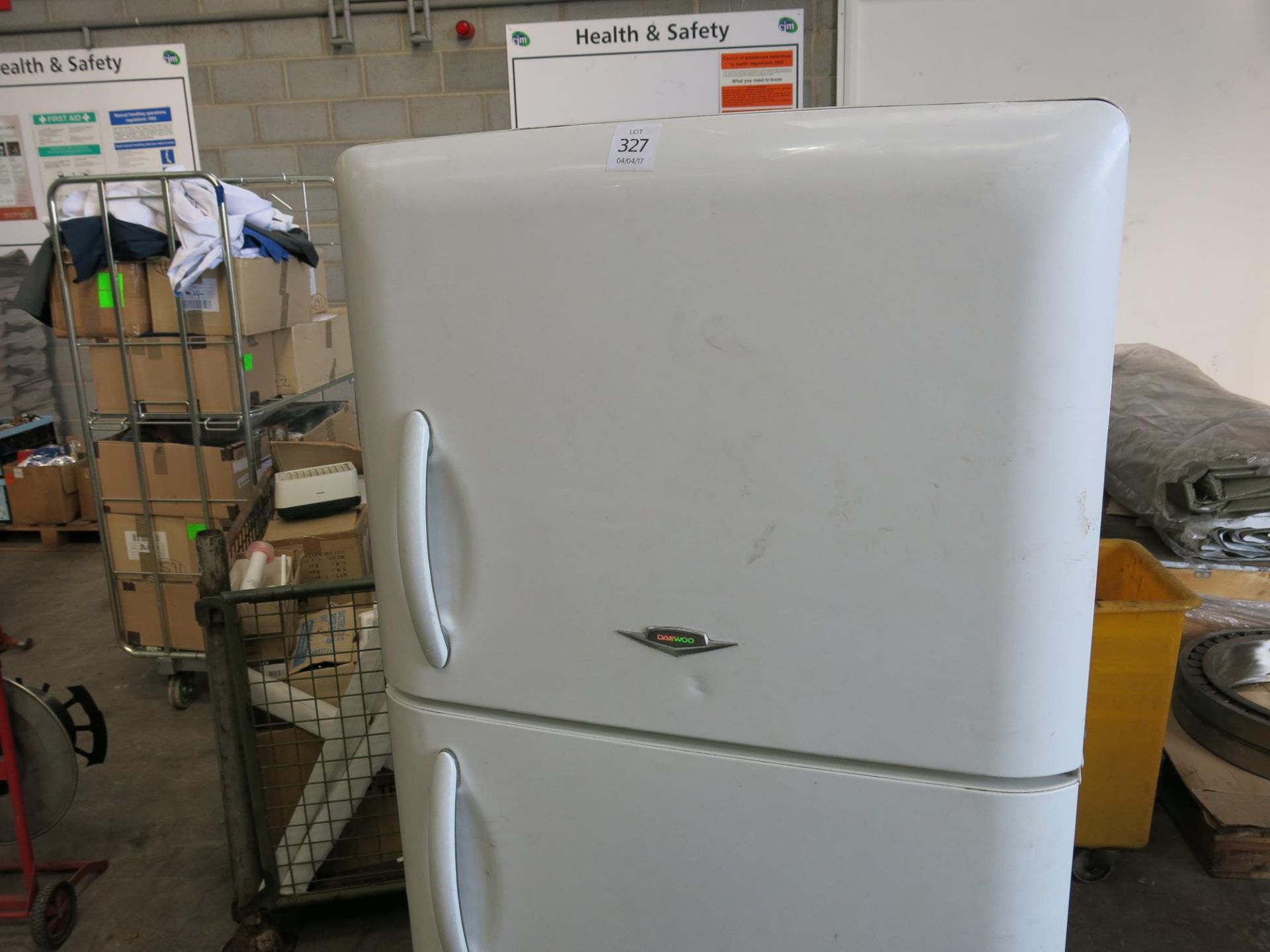 *A Daewoo FR-520NT Fridge Freezer (spares or repair). Please note this lot has a £5 +VAT lift out - Image 3 of 3