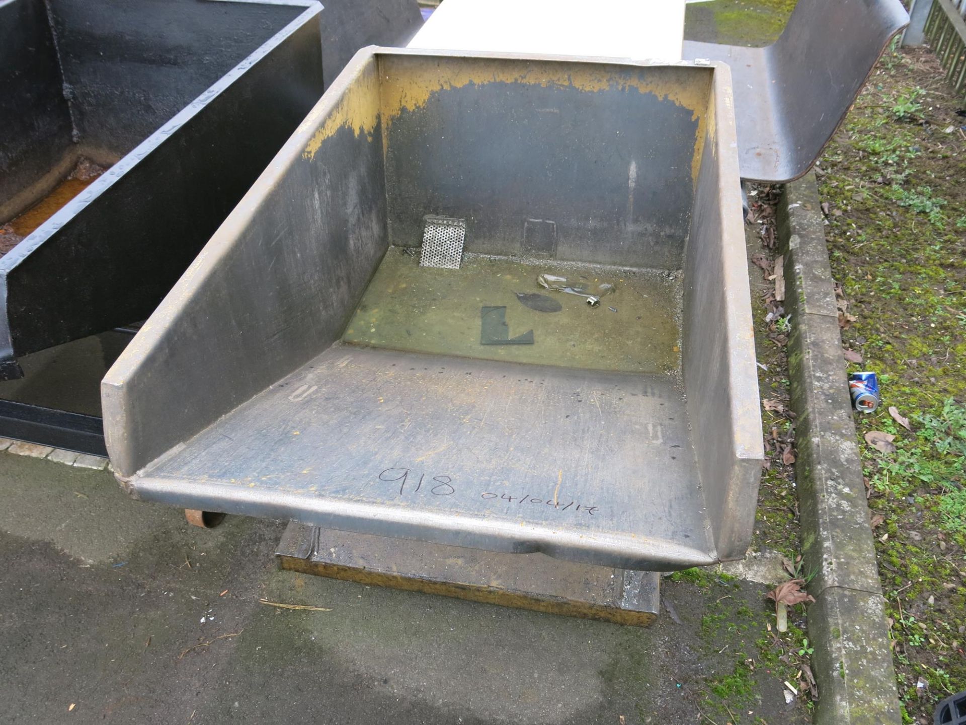 A Leonard tipping skip. Please note this lot has a £5 +VAT lift out charge.