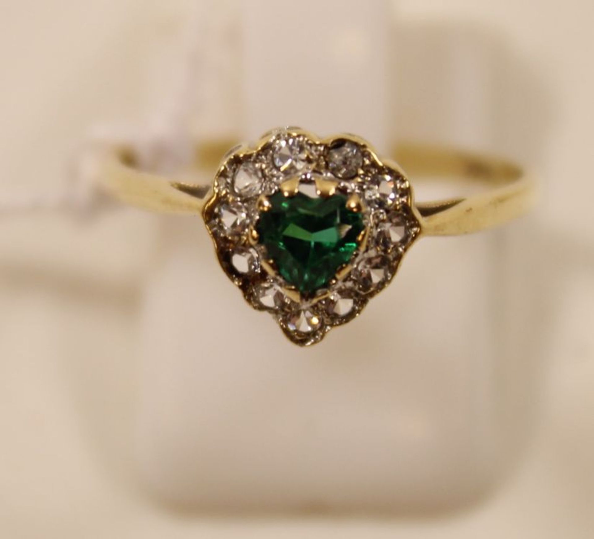 9ct Green & White gem set heart ring. Size N. - Image 3 of 4