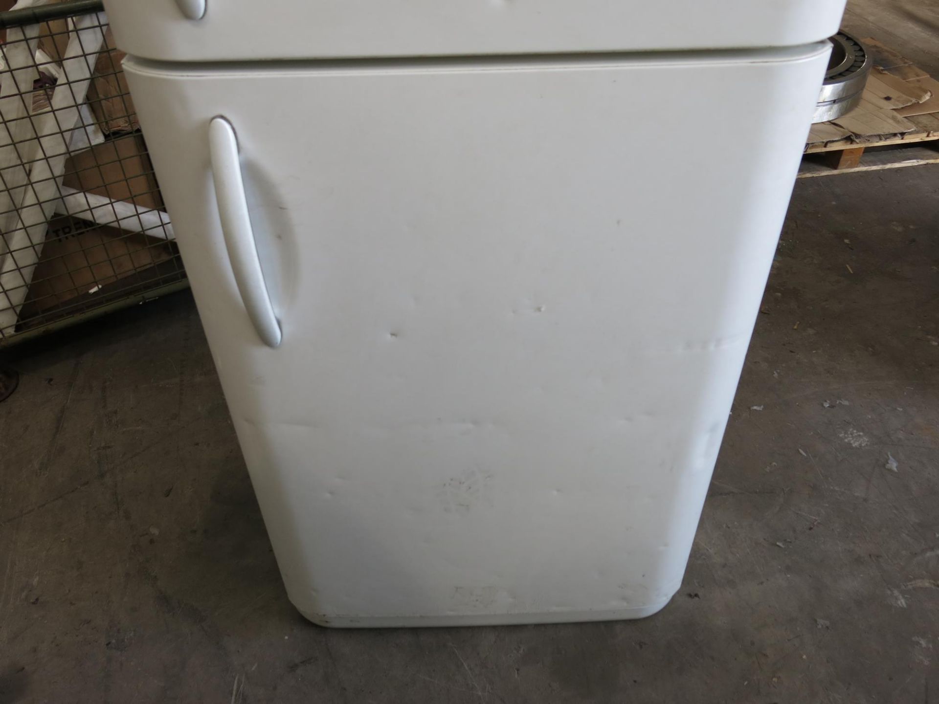 *A Daewoo FR-520NT Fridge Freezer (spares or repair). Please note this lot has a £5 +VAT lift out - Image 2 of 3