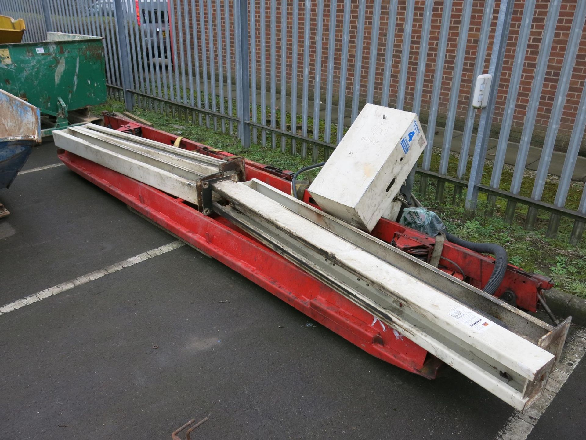 *A 4 post 4Ton commercial vehicle lift. Please note this lot has a £15 +VAT lift out charge.