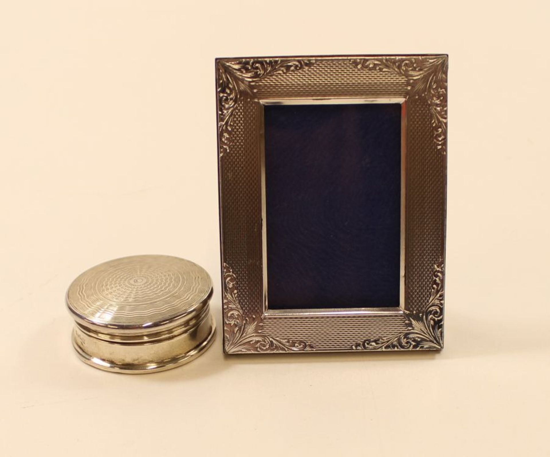 Silver (London 1929) Compact box & photo frame (2) (est £20-£40)