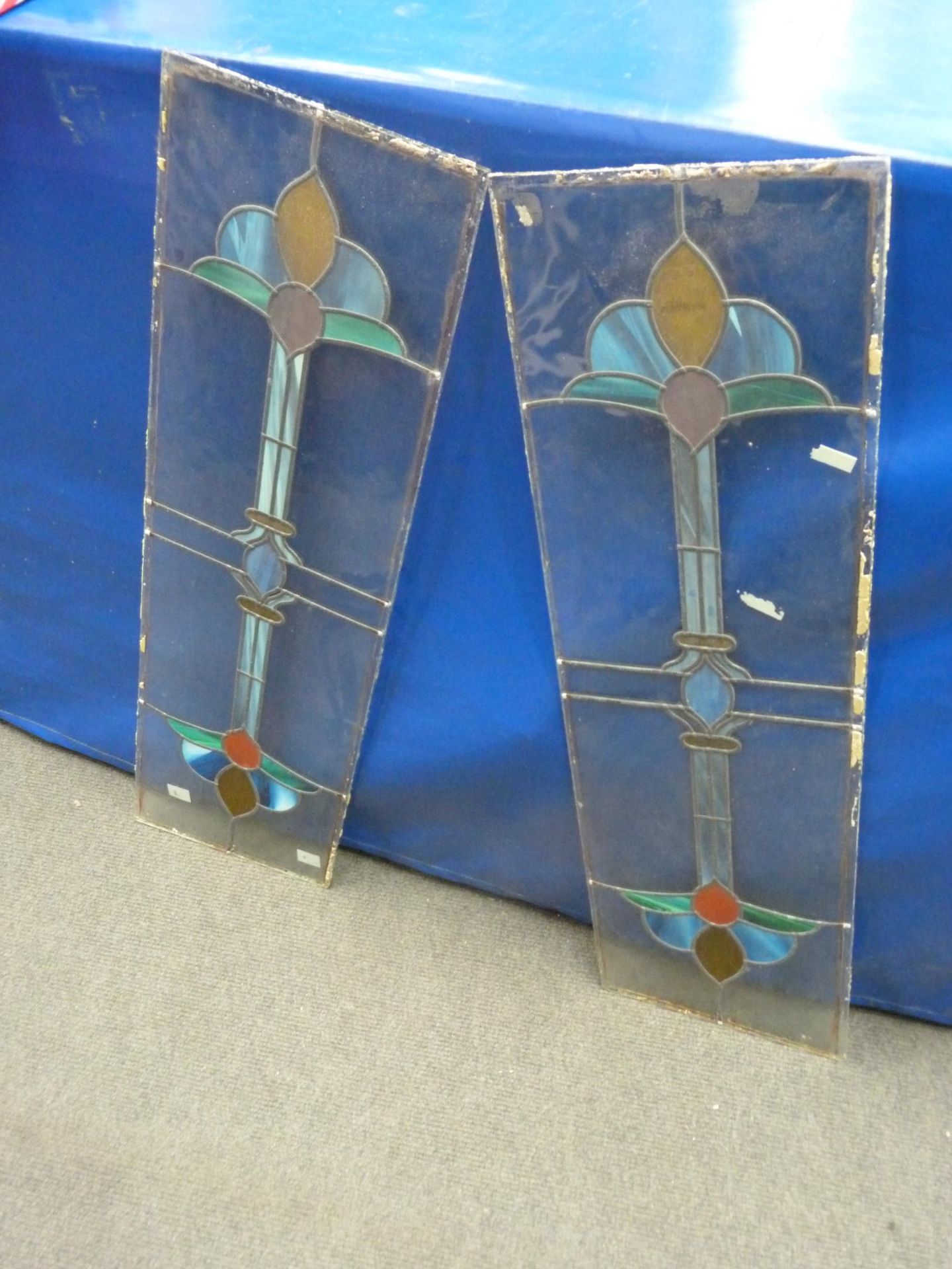 Eleven panels of door glass with two panels 'etched' (102cm x 31cm), two panels shaped with - Image 2 of 4