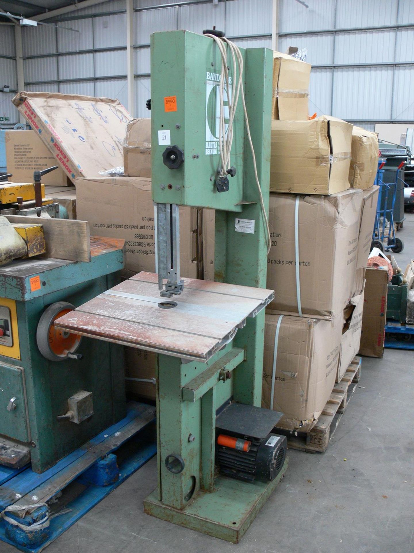 * Electra Vertical Bandsaw, 240V. Please note there is a £5 + Vat Lift Out Fee on this lot