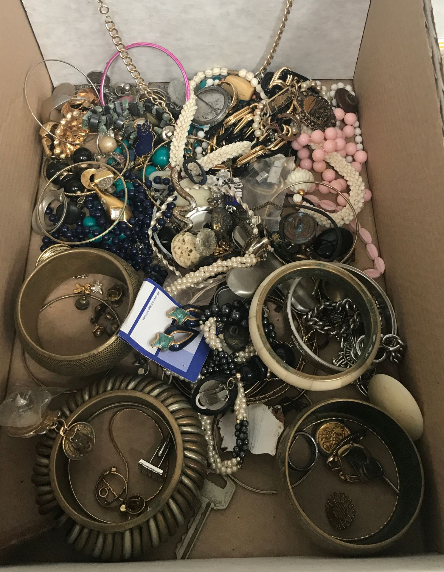 Box of Costume Jewellery including bangles, necklaces etc (est. £20-£30)