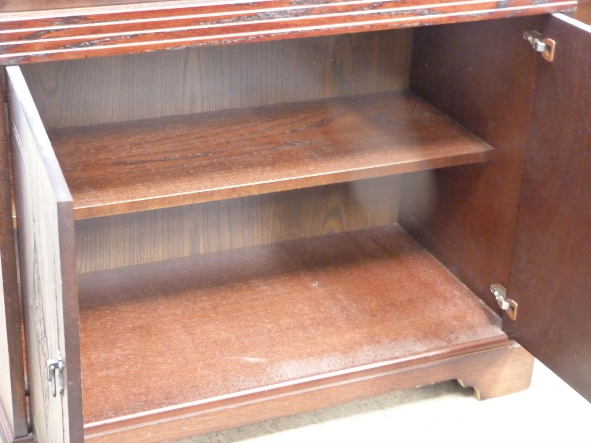 A Writing Desk with fitted interior and carved Front above cupboard with single shelf (H100.5cm, - Bild 4 aus 4