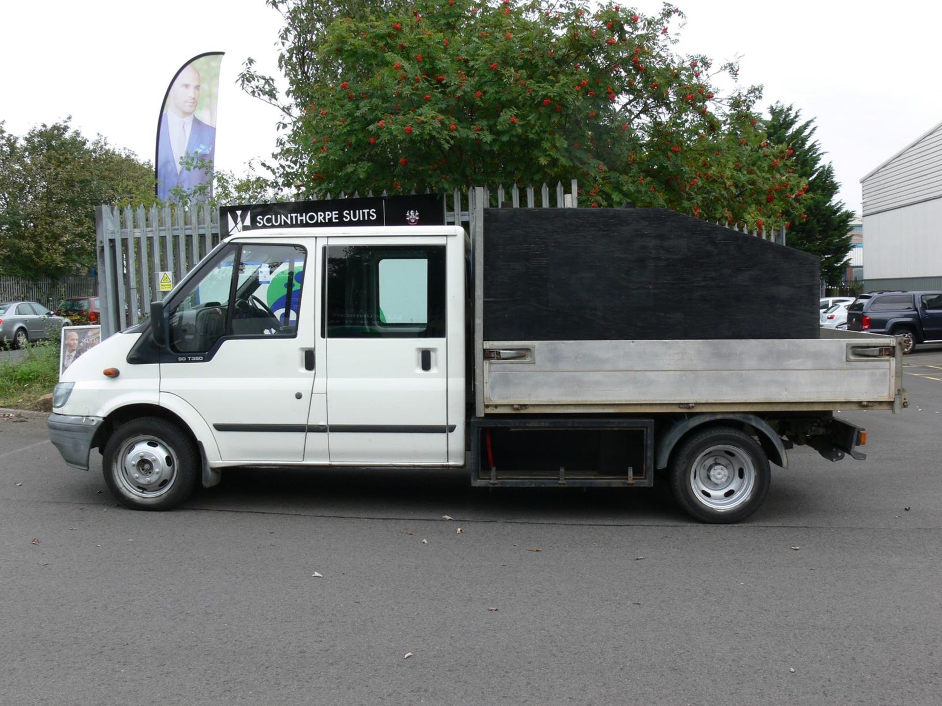 A Ford Transit 350 MWB TD Double Cab/Crew Cab Light Goods Vehicle. 2402cc complete with aluminium